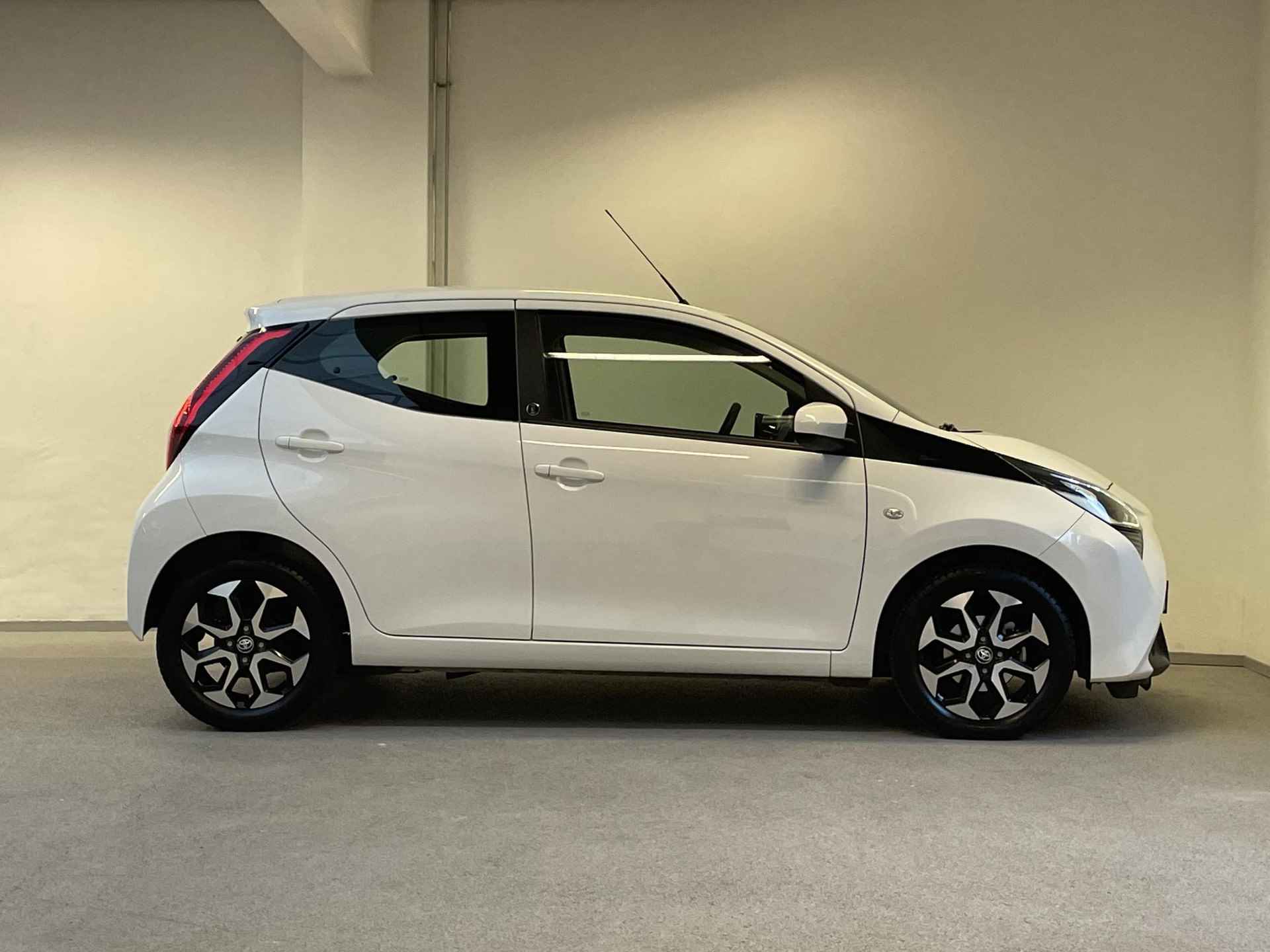 Toyota Aygo 1.0 VVT-i Aut. x-play Toyota Aygo 1.0 VVT-i x-play | CARPLAY | CAMERA | LMV | - 9/38