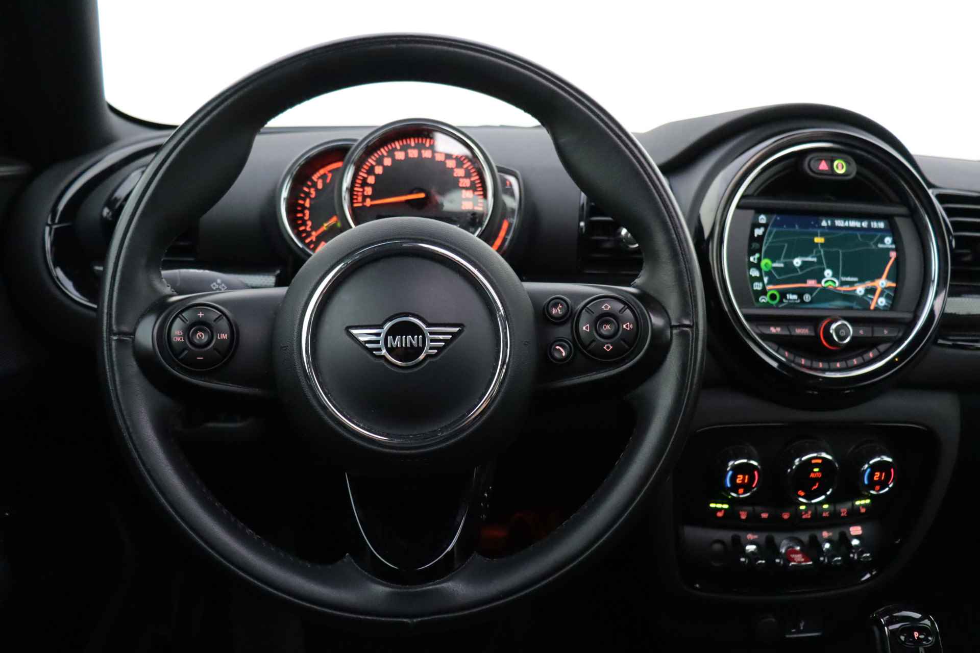 MINI Clubman 1.5 Aut. Cooper CHILLI PANO/CARPLAY/STOELVERW./NAVI/FULL LED/DAB+/PDC/LMV - 16/22