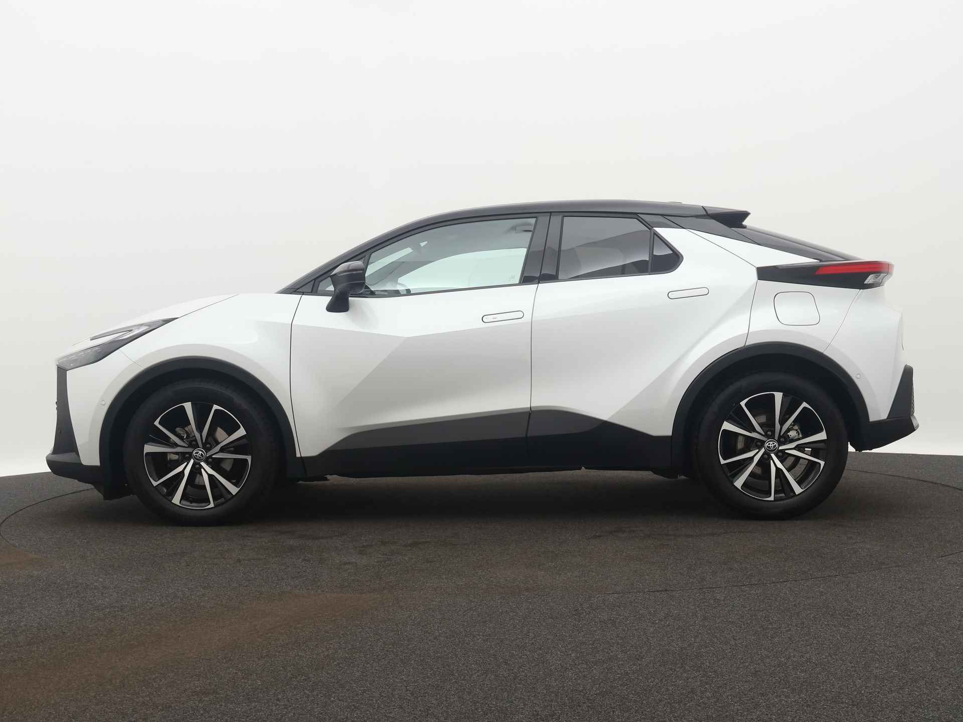 Toyota C-HR 1.8 Hybrid 140 First Edition | 360 Camera | Parkeersensoren | LM velgen | Navigatie | Parkeer Ass. | Elektrische Achterklep | - 4/44