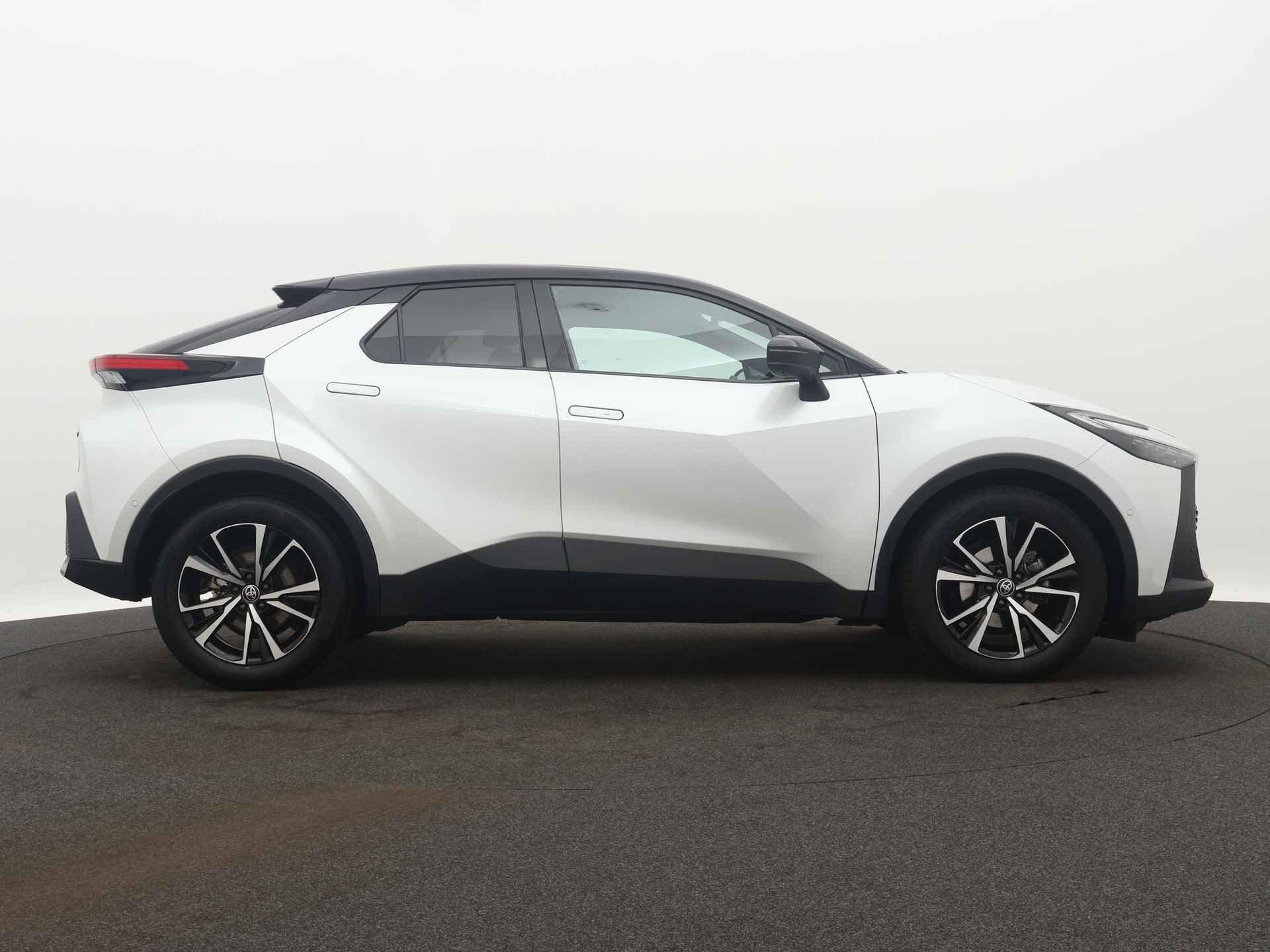 Toyota C-HR 1.8 Hybrid 140 First Edition | 360 Camera | Parkeersensoren | LM velgen | Navigatie | Parkeer Ass. | Elektrische Achterklep | - 16/44