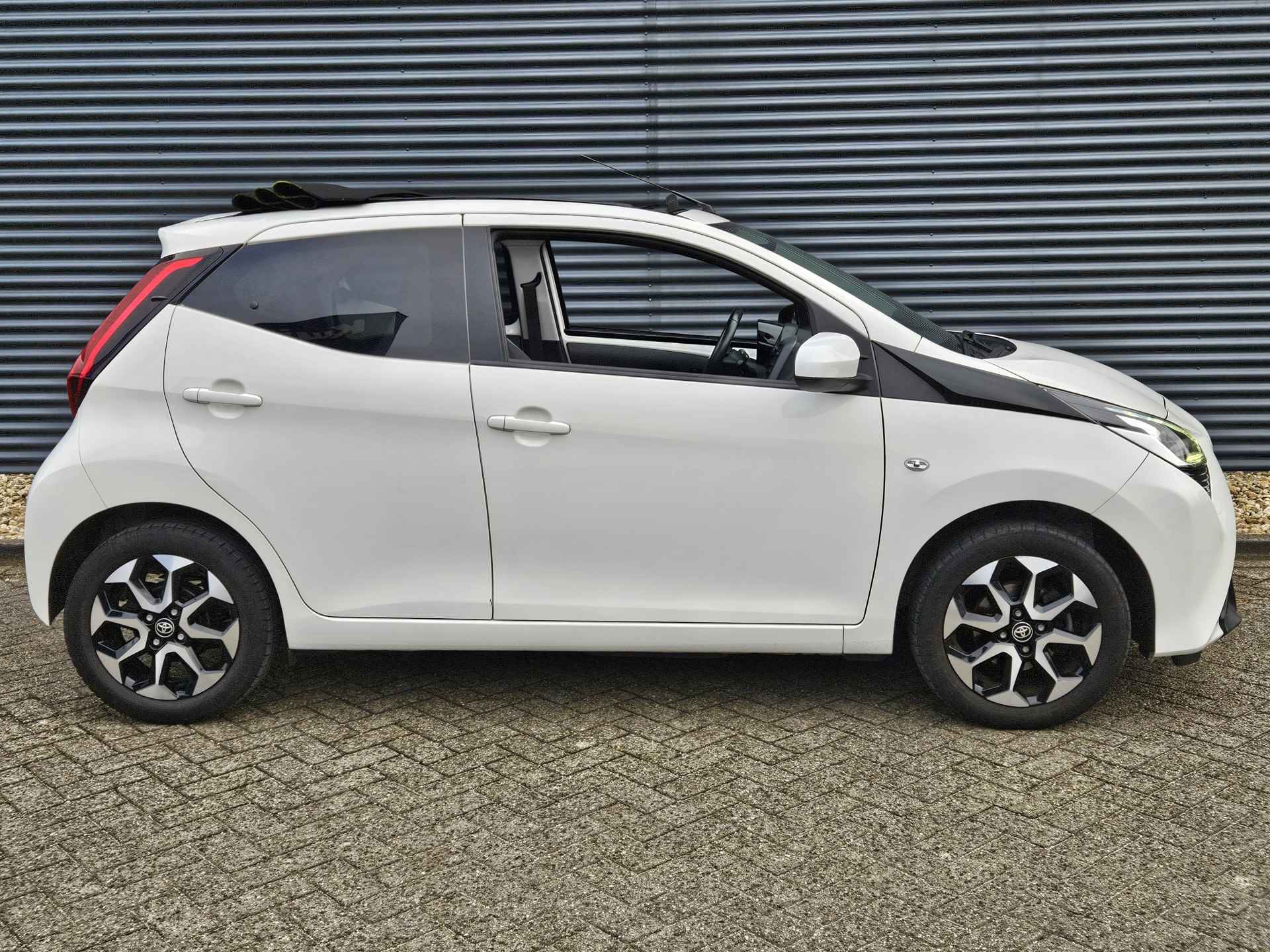 Toyota Aygo 1.0 VVT-i x-joy | Cabriodak | Camera | Climate Control | Apple Carplay en Android Auto | - 13/33