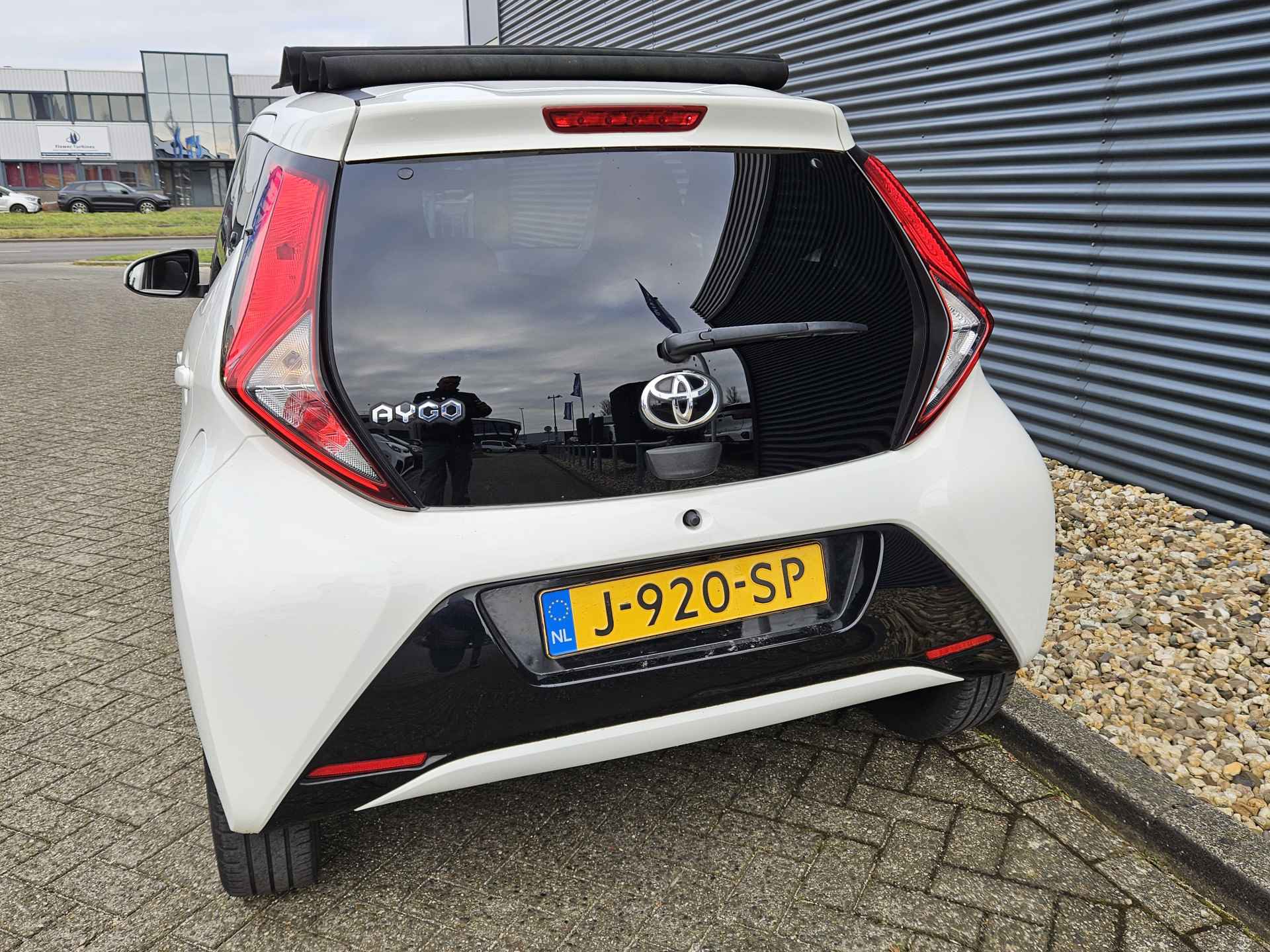 Toyota Aygo 1.0 VVT-i x-joy | Cabriodak | Camera | Climate Control | Apple Carplay en Android Auto | - 14/33