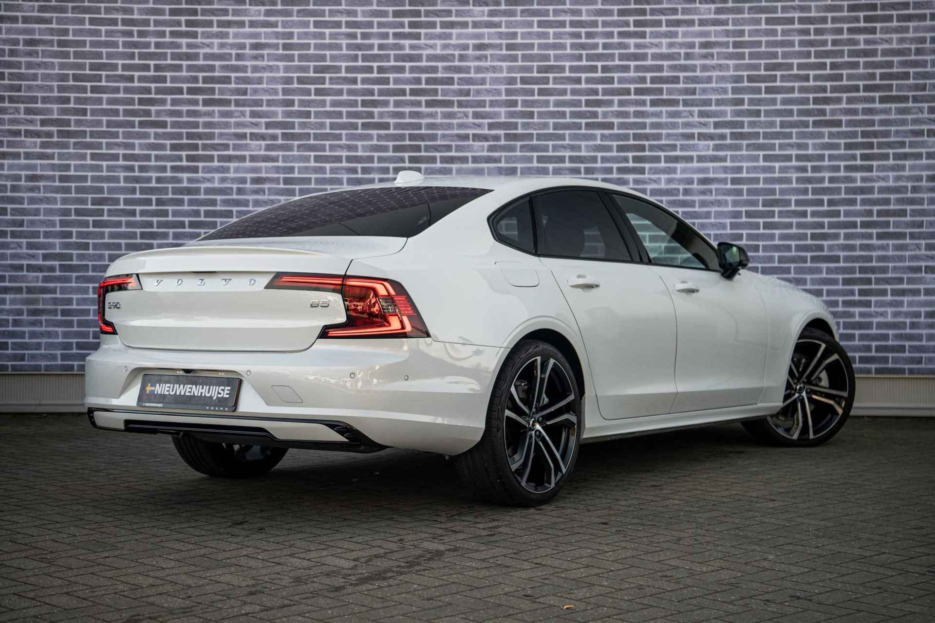 Volvo S90 B5 Ultimate Dark | Polestar | Leer | Power Seats | Stoelverwarming voor & achter | Stuurverwarming | Panoramadak | - 4/42