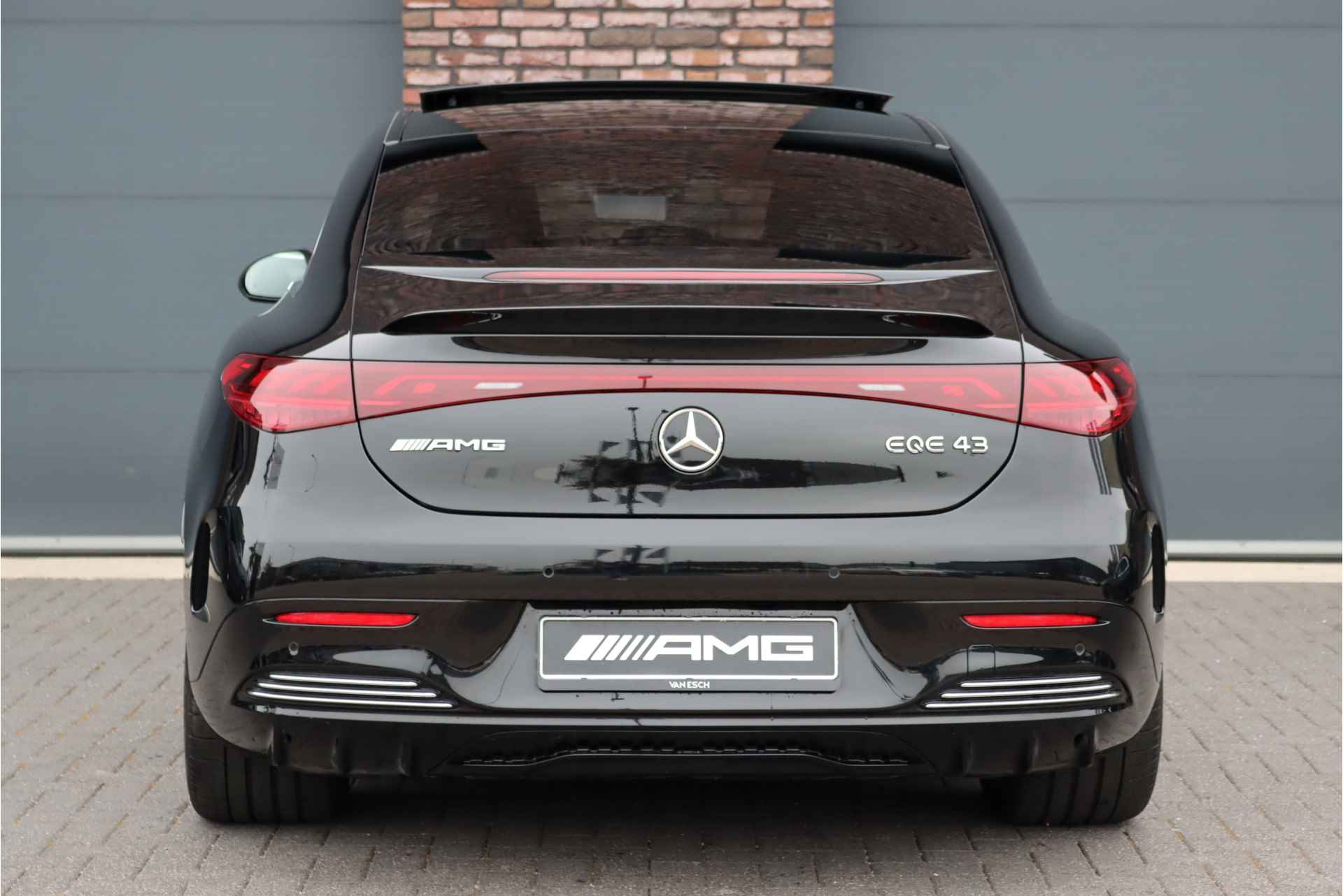 Mercedes-Benz EQE AMG 43 4MATIC Premium 91 kWh | Luchtvering | Achterasbesturing | Distronic+ | AMG Drive Unit | Burmester | Memory | Surround Camera | Digital Light | Rijassistentiepakket+ | - 16/44