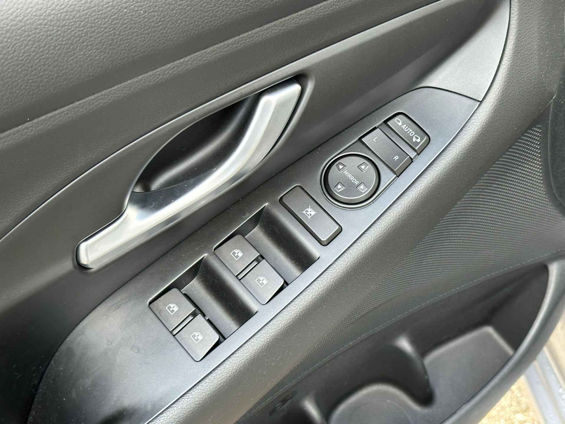 Hyundai i30 Wagon 1.0 T-GDi MHEV Comfort Smart VAN € 34.030,- NU VOOR € 30.045,- - 6/13