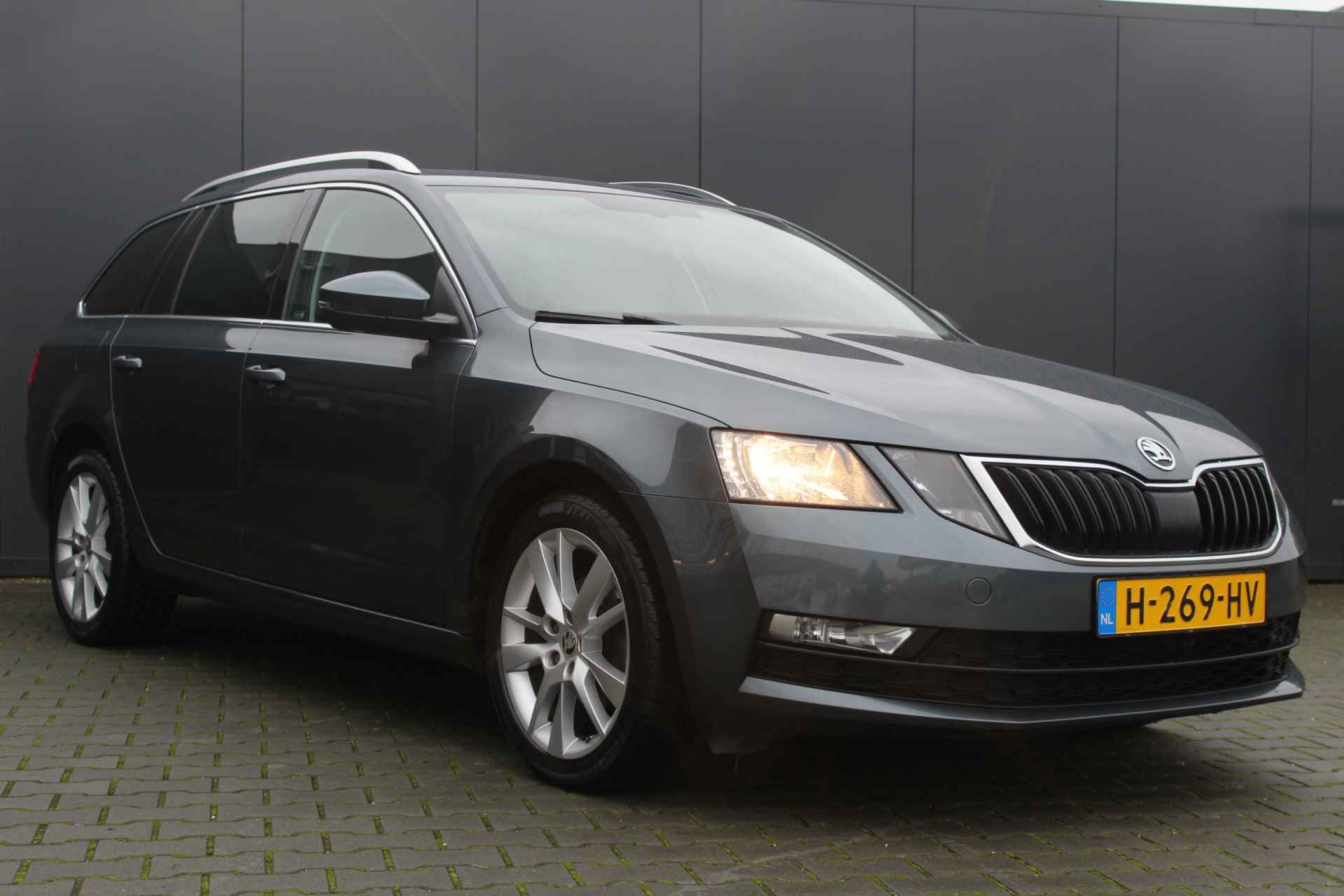 Škoda Octavia Combi 1.6 TDI Clever Edition Automaat | incl. 12 maanden garantie | Trekhaak | Stoelverwarming | Cruise control | Grote navigatie | 17" velgen | Apple carplay / Android auto | Parkeersensoren achter | Privacy glass | DAB+ Radio | Bluetooth | - 4/35