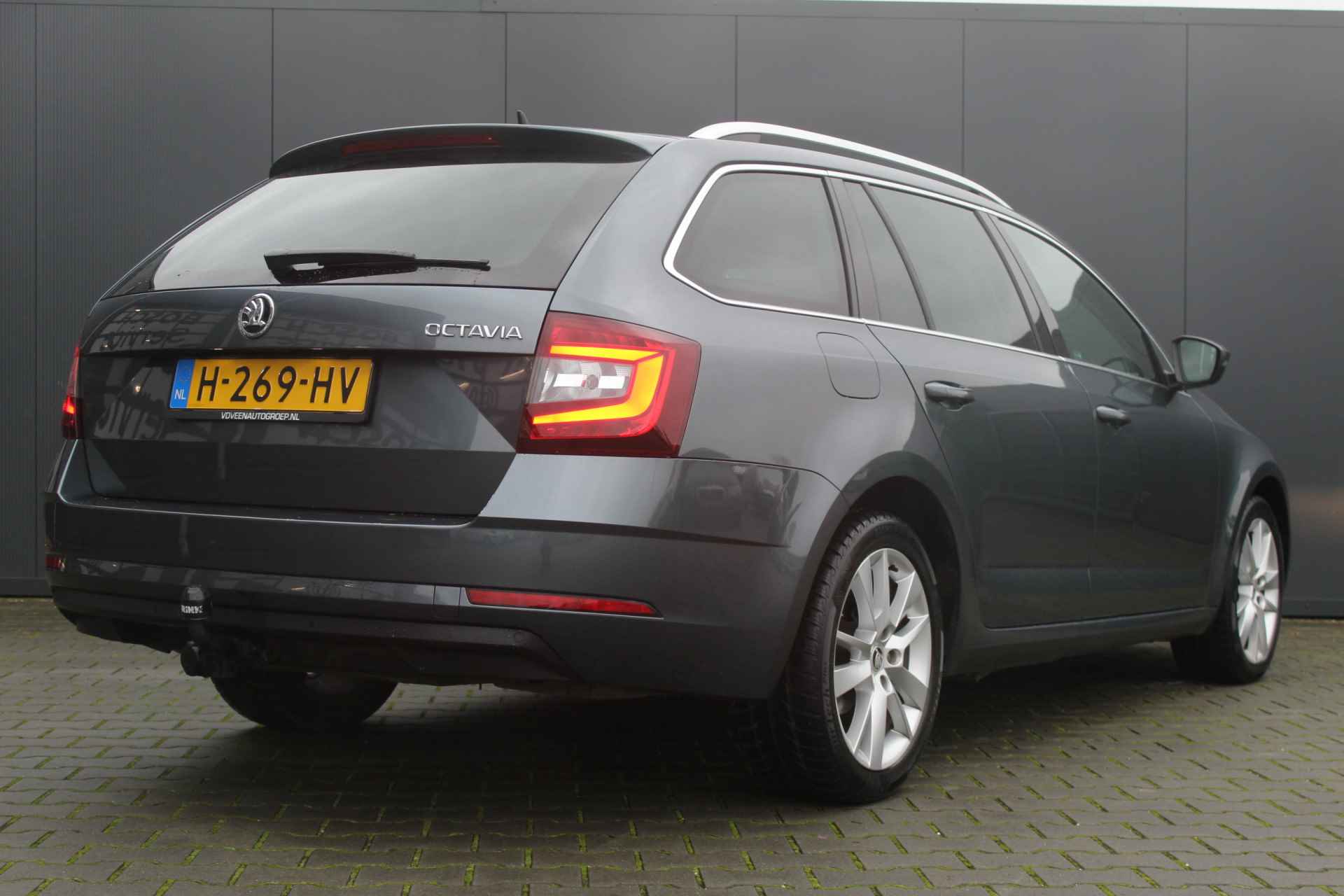 Škoda Octavia Combi 1.6 TDI Clever Edition Automaat | incl. 12 maanden garantie | Trekhaak | Stoelverwarming | Cruise control | Grote navigatie | 17" velgen | Apple carplay / Android auto | Parkeersensoren achter | Privacy glass | DAB+ Radio | Bluetooth | - 5/35