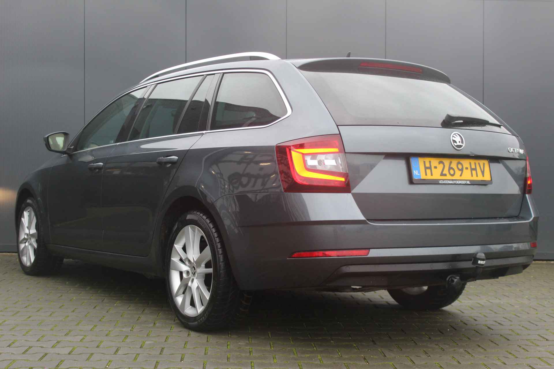 Škoda Octavia Combi 1.6 TDI Clever Edition Automaat | incl. 12 maanden garantie | Trekhaak | Stoelverwarming | Cruise control | Grote navigatie | 17" velgen | Apple carplay / Android auto | Parkeersensoren achter | Privacy glass | DAB+ Radio | Bluetooth | - 6/35