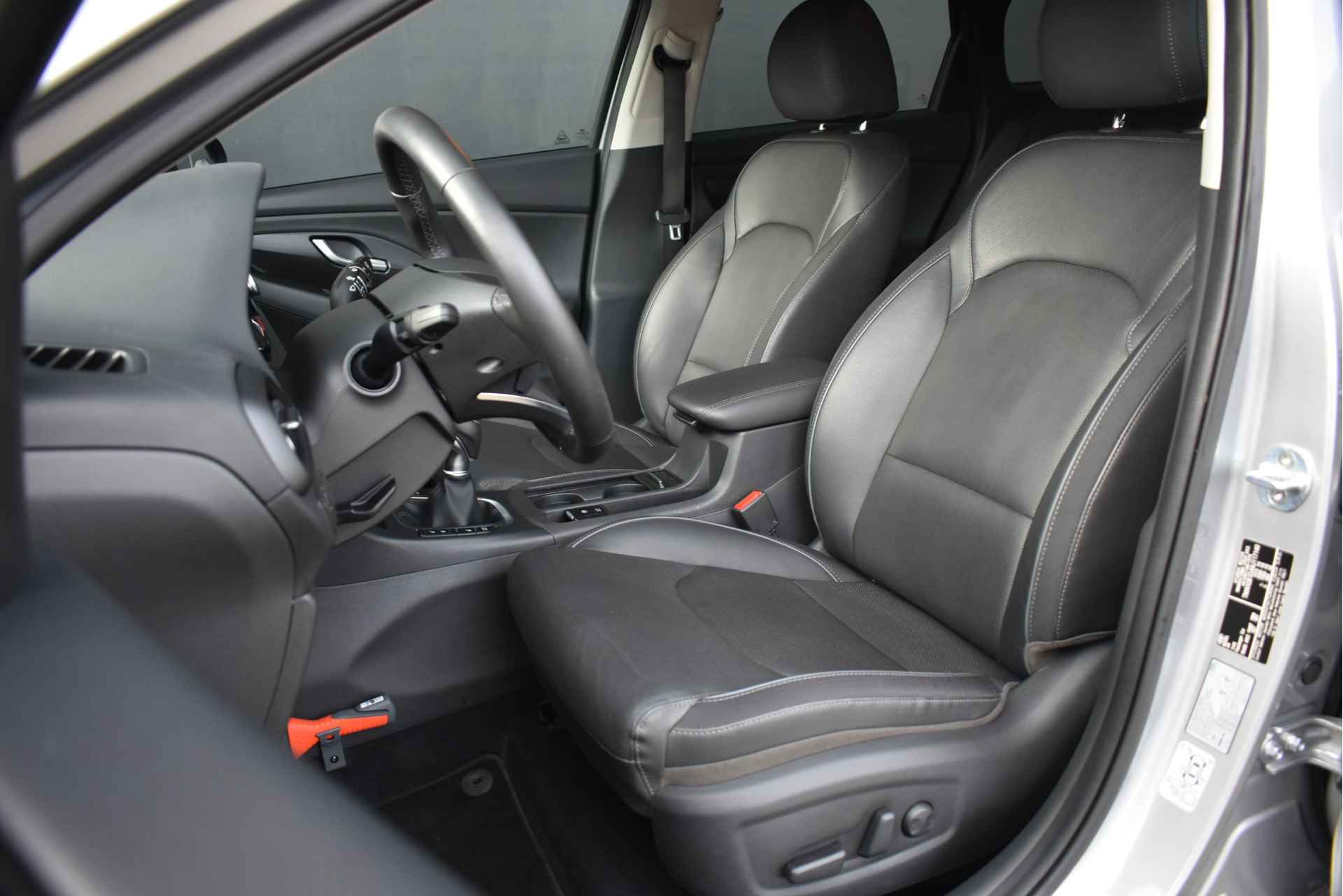 Hyundai i30 Wagon 1.5 T-GDi MHEV Premium 160pk | Trekhaak | Vol-Leder | Elektr. Stoelen | Stoel/Stuurverwarming | Dodehoek-Detectie | Climat - 8/43