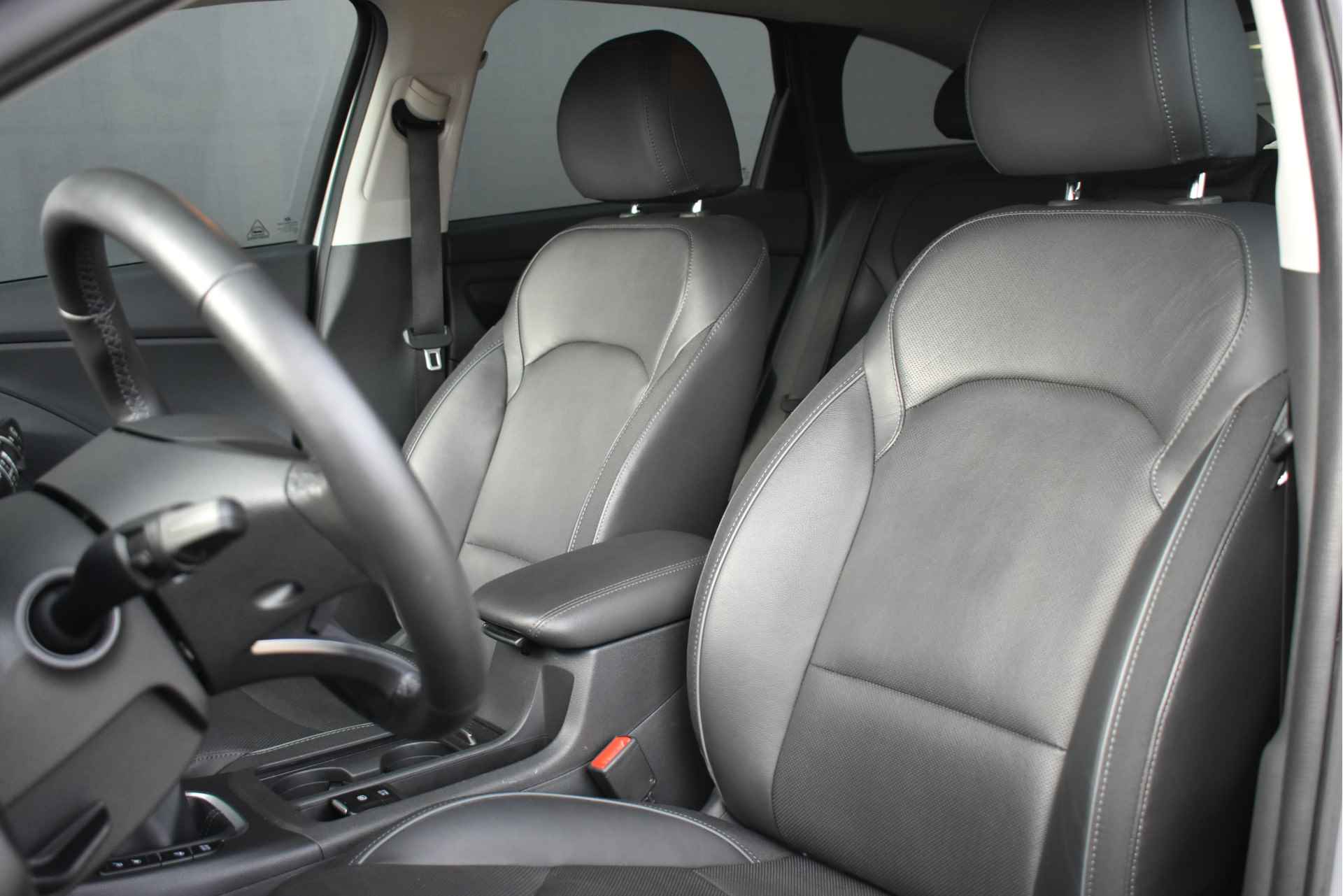 Hyundai i30 Wagon 1.5 T-GDi MHEV Premium 160pk | Trekhaak | Vol-Leder | Elektr. Stoelen | Stoel/Stuurverwarming | Dodehoek-Detectie | Climat - 9/43