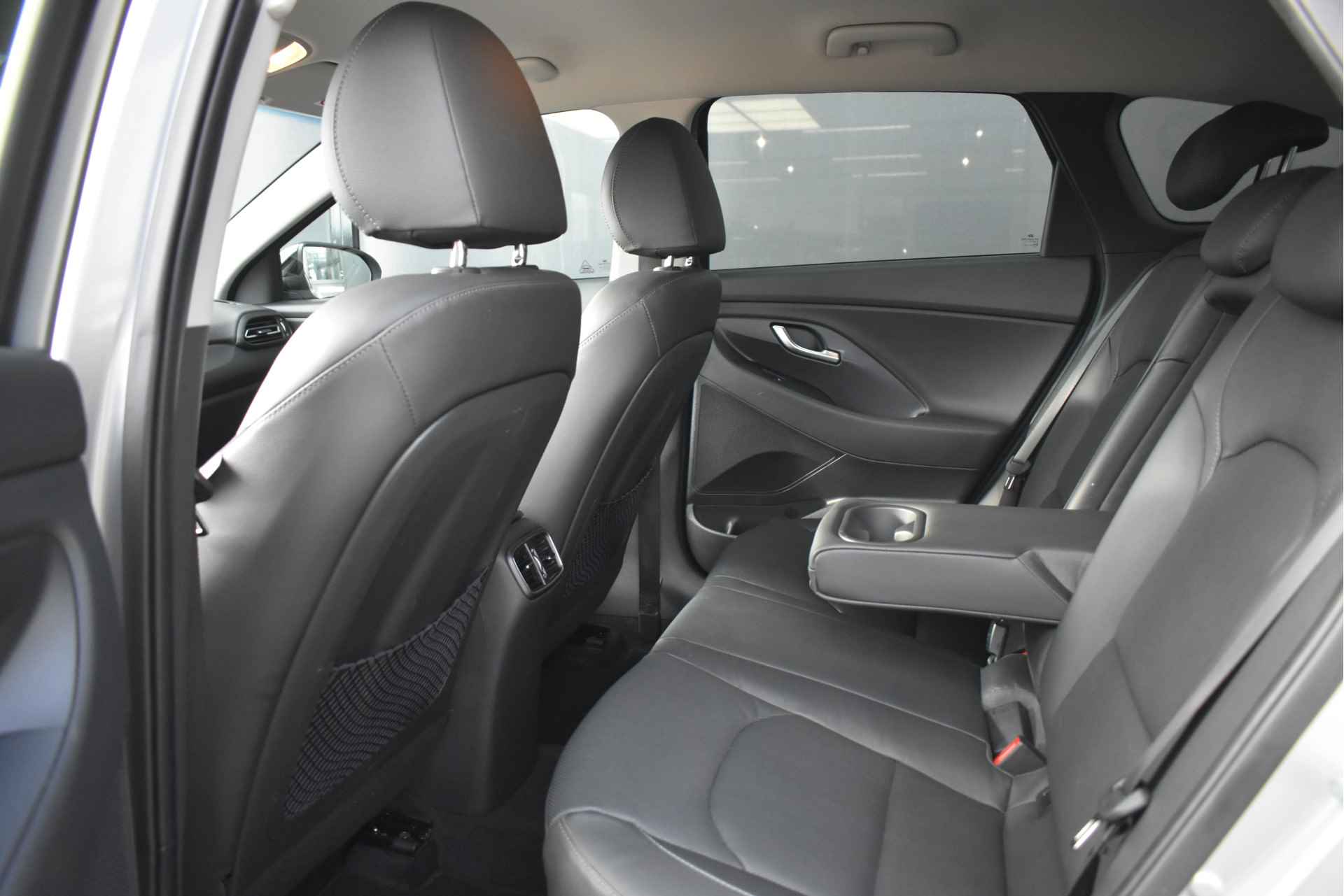 Hyundai i30 Wagon 1.5 T-GDi MHEV Premium 160pk | Trekhaak | Vol-Leder | Elektr. Stoelen | Stoel/Stuurverwarming | Dodehoek-Detectie | Climat - 11/43