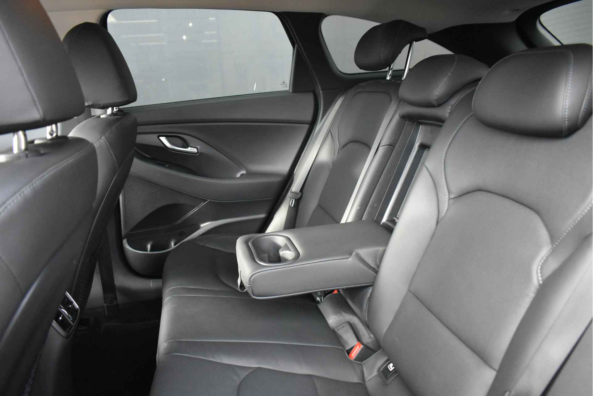 Hyundai i30 Wagon 1.5 T-GDi MHEV Premium 160pk | Trekhaak | Vol-Leder | Elektr. Stoelen | Stoel/Stuurverwarming | Dodehoek-Detectie | Climat - 12/43