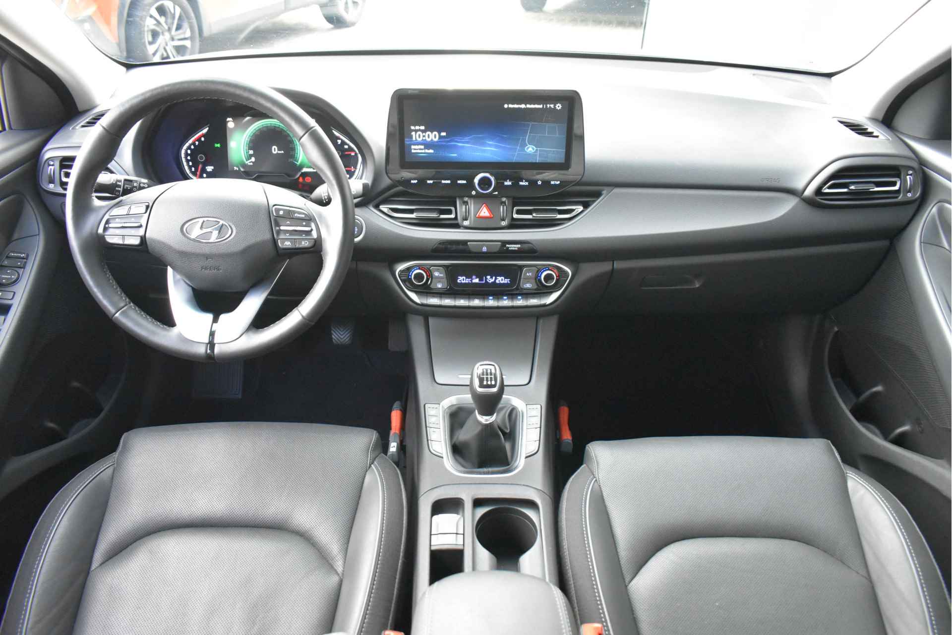Hyundai i30 Wagon 1.5 T-GDi MHEV Premium 160pk | Trekhaak | Vol-Leder | Elektr. Stoelen | Stoel/Stuurverwarming | Dodehoek-Detectie | Climat - 13/43