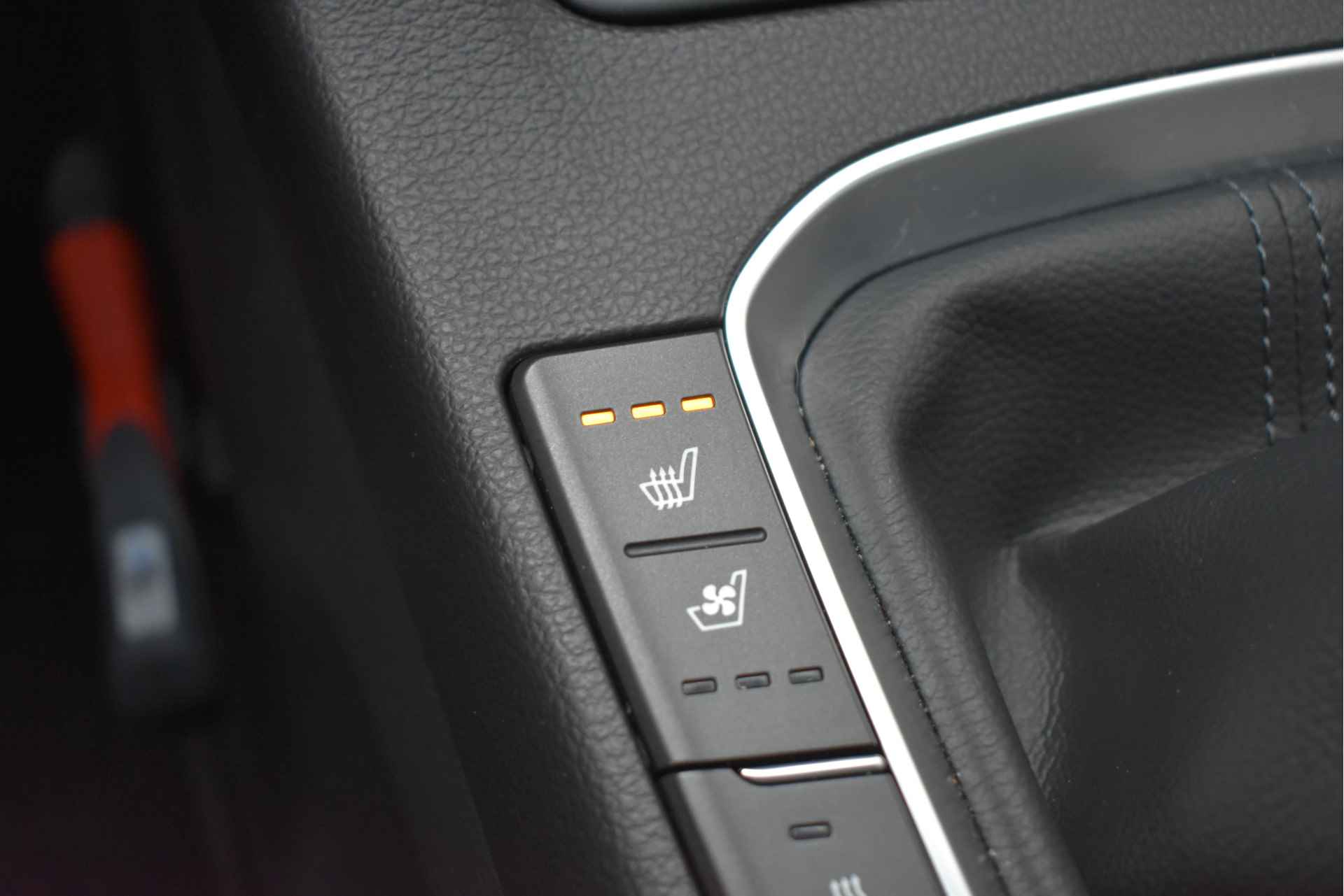Hyundai i30 Wagon 1.5 T-GDi MHEV Premium 160pk | Trekhaak | Vol-Leder | Elektr. Stoelen | Stoel/Stuurverwarming | Dodehoek-Detectie | Climat - 32/43