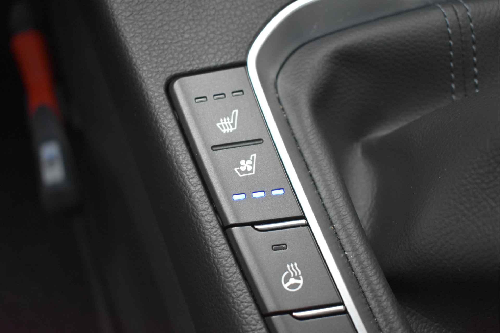 Hyundai i30 Wagon 1.5 T-GDi MHEV Premium 160pk | Trekhaak | Vol-Leder | Elektr. Stoelen | Stoel/Stuurverwarming | Dodehoek-Detectie | Climat - 33/43