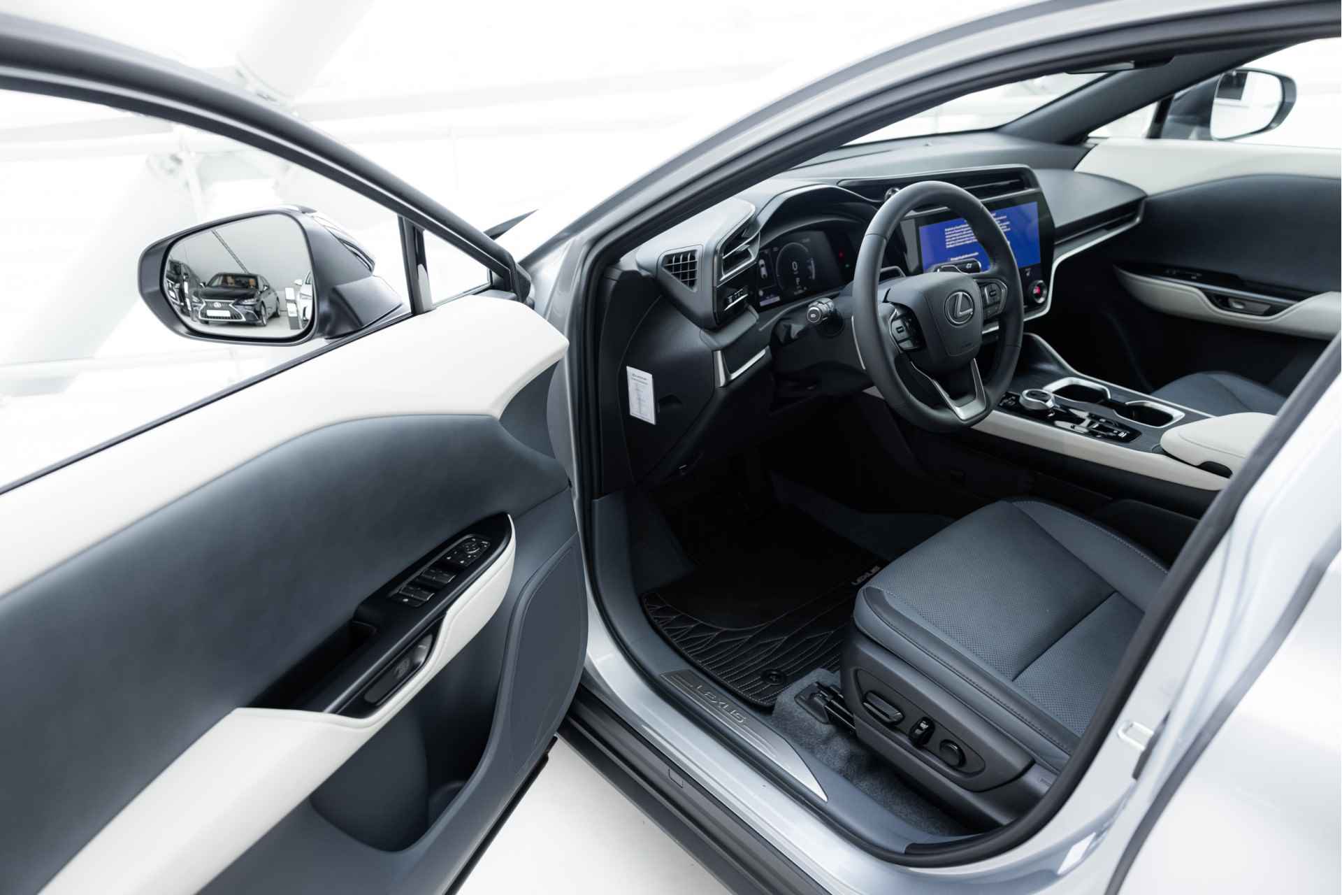 Lexus RZ 450e Executive Line 71 kWh | Stoelverwarming | Carplay | Keyless entry & go | - 19/67