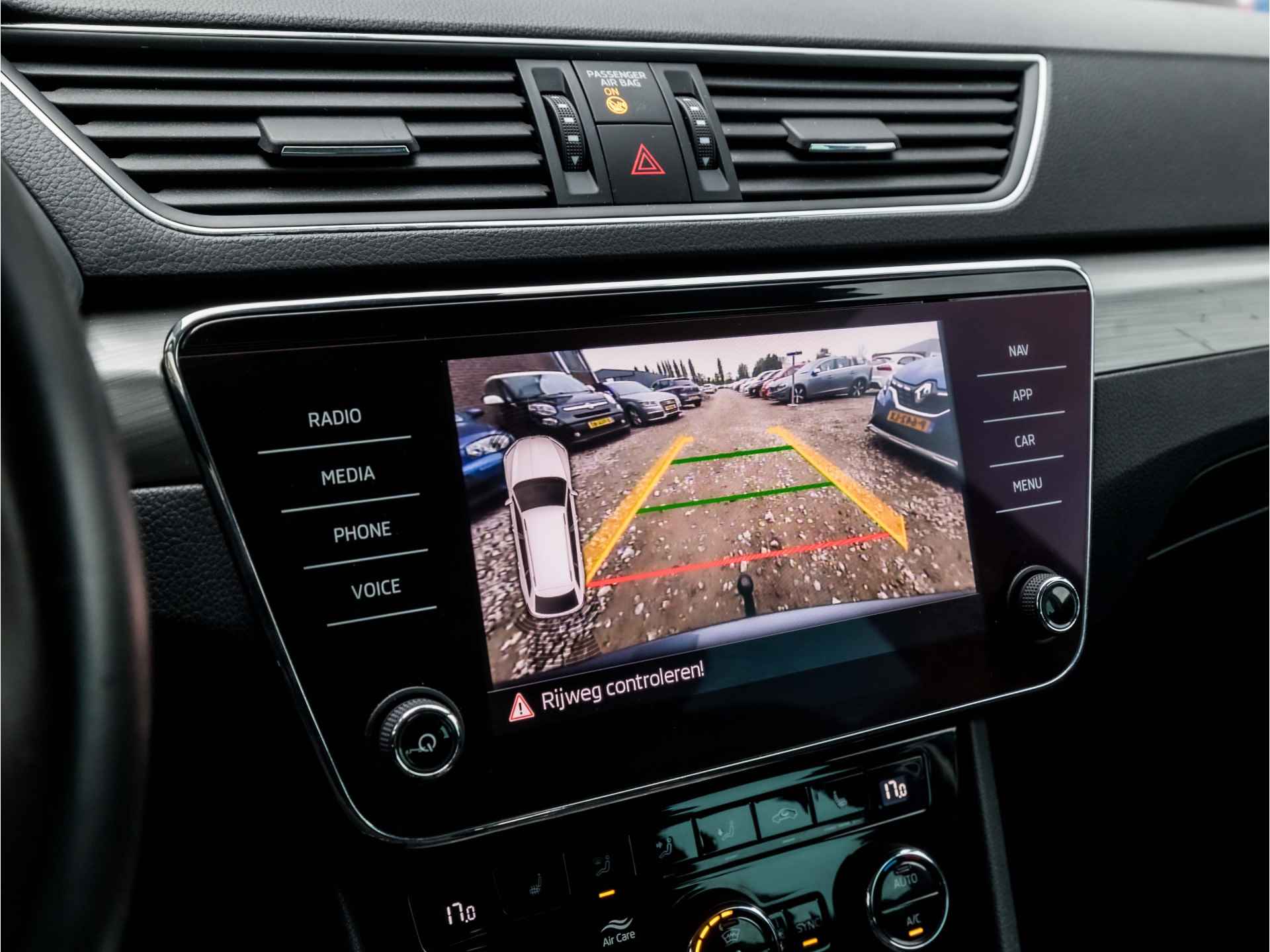 Škoda Superb Combi 1.5 TSI ACT Luxury 150Pk (GROOT NAVI, APPLE CARPLAY, CAMERA, CRUISE, CLIMATE, DAB+, LED, ARMSTEUN, SPORTSTOELEN, STOELVERWARMING, LM VELGEN, PARKEERSENSOREN, TREKHAAK, NIEUWSTAAT) - 16/37