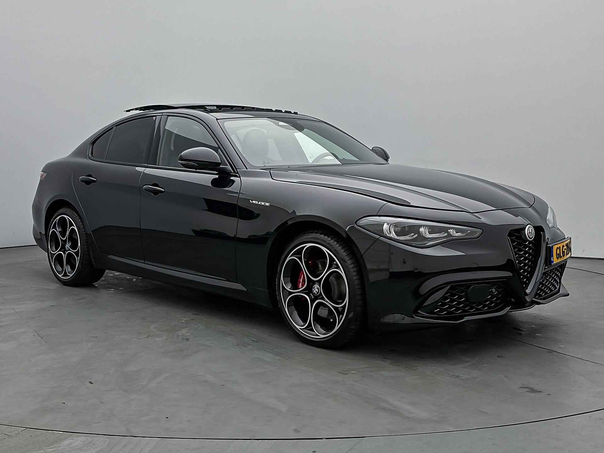 Alfa Romeo Giulia Veloce 280 pk Automaat | Navigatie | Elektrisch Glazen Panoramadak | Achteruitrijcamera | Lederen Bekleding | Verwarmde Sportstoelen | Premium Audio | Matrix LED Koplampen | Keyless Entry/Start | Adaptieve Cruise Control | 19" Lichtmetalen Velgen | Apple Carplay/Android Auto | - 3/35