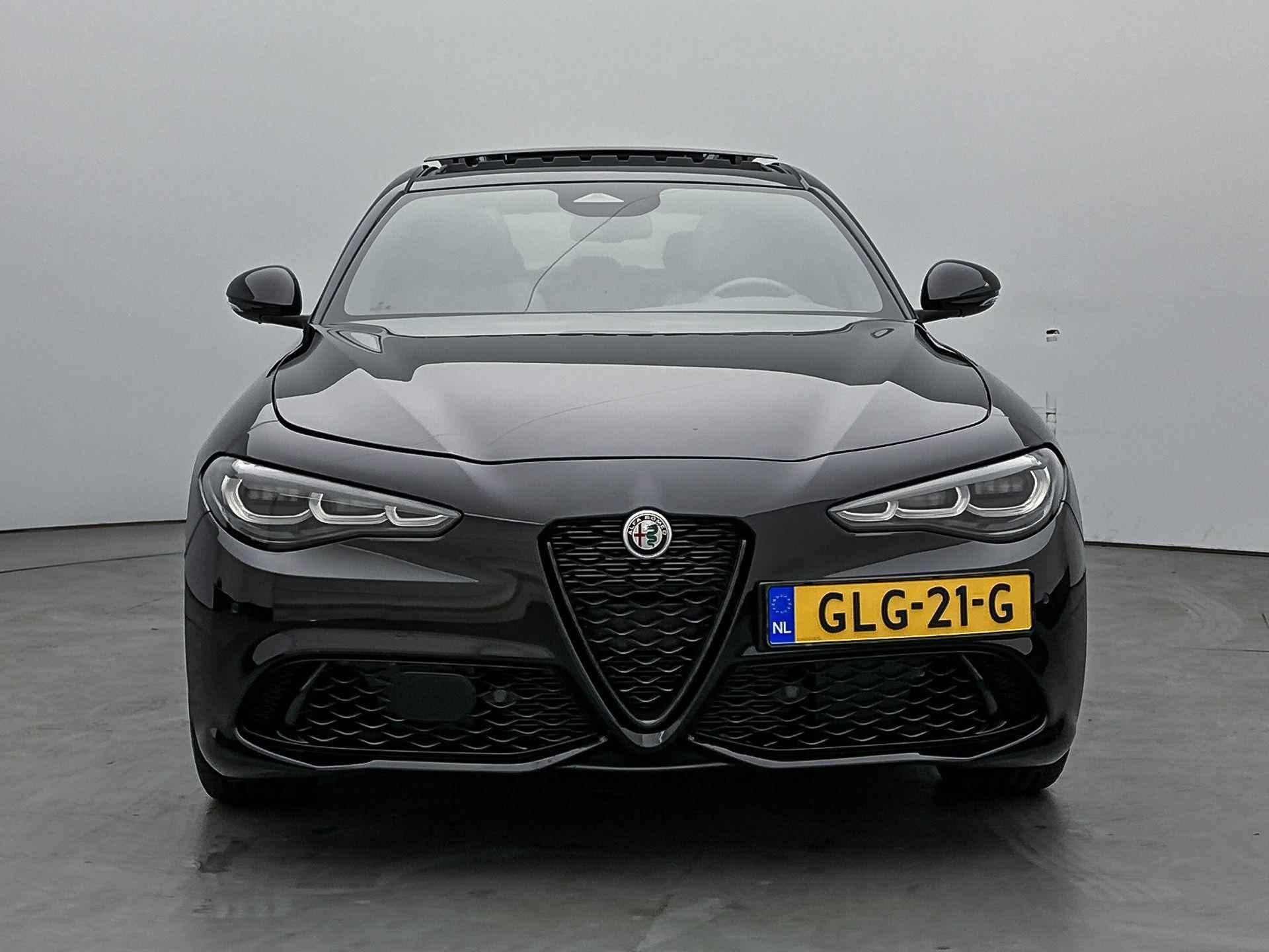 Alfa Romeo Giulia Veloce 280 pk Automaat | Navigatie | Elektrisch Glazen Panoramadak | Achteruitrijcamera | Lederen Bekleding | Verwarmde Sportstoelen | Premium Audio | Matrix LED Koplampen | Keyless Entry/Start | Adaptieve Cruise Control | 19" Lichtmetalen Velgen | Apple Carplay/Android Auto | - 4/35