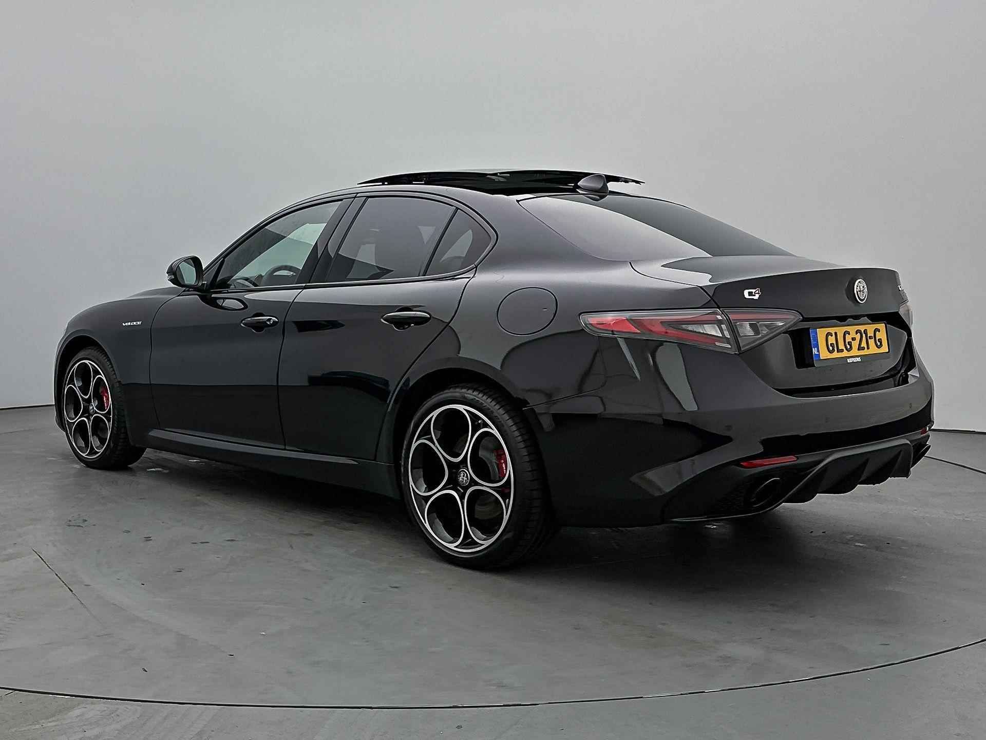 Alfa Romeo Giulia Veloce 280 pk Automaat | Navigatie | Elektrisch Glazen Panoramadak | Achteruitrijcamera | Lederen Bekleding | Verwarmde Sportstoelen | Premium Audio | Matrix LED Koplampen | Keyless Entry/Start | Adaptieve Cruise Control | 19" Lichtmetalen Velgen | Apple Carplay/Android Auto | - 6/35