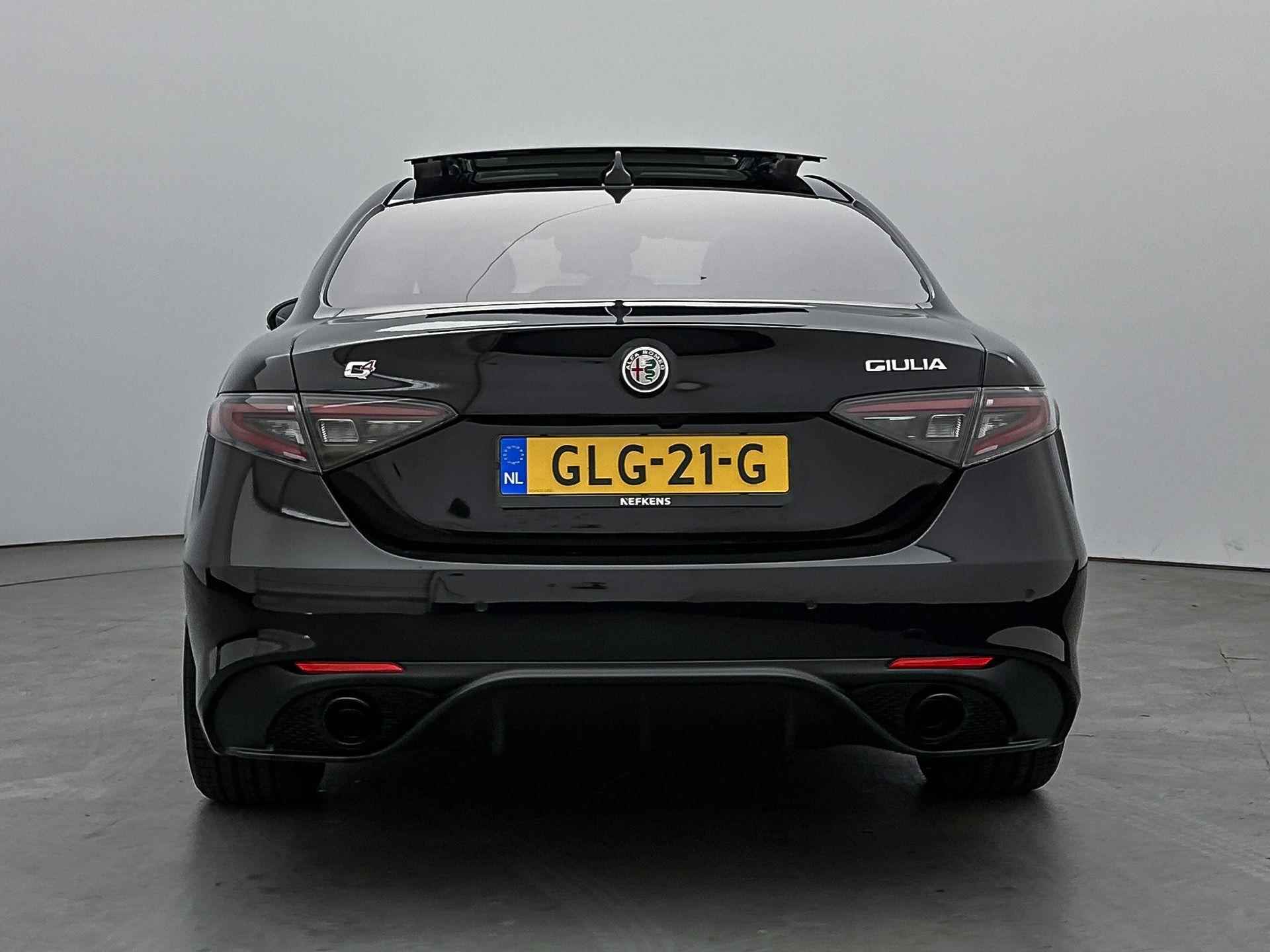 Alfa Romeo Giulia Veloce 280 pk Automaat | Navigatie | Elektrisch Glazen Panoramadak | Achteruitrijcamera | Lederen Bekleding | Verwarmde Sportstoelen | Premium Audio | Matrix LED Koplampen | Keyless Entry/Start | Adaptieve Cruise Control | 19" Lichtmetalen Velgen | Apple Carplay/Android Auto | - 7/35