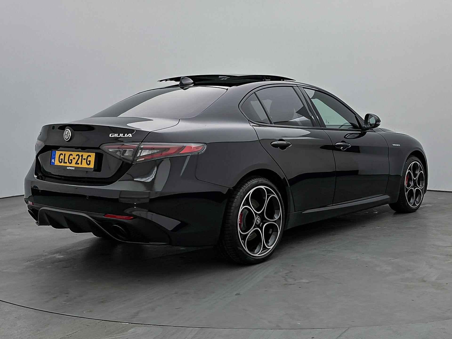 Alfa Romeo Giulia Veloce 280 pk Automaat | Navigatie | Elektrisch Glazen Panoramadak | Achteruitrijcamera | Lederen Bekleding | Verwarmde Sportstoelen | Premium Audio | Matrix LED Koplampen | Keyless Entry/Start | Adaptieve Cruise Control | 19" Lichtmetalen Velgen | Apple Carplay/Android Auto | - 8/35