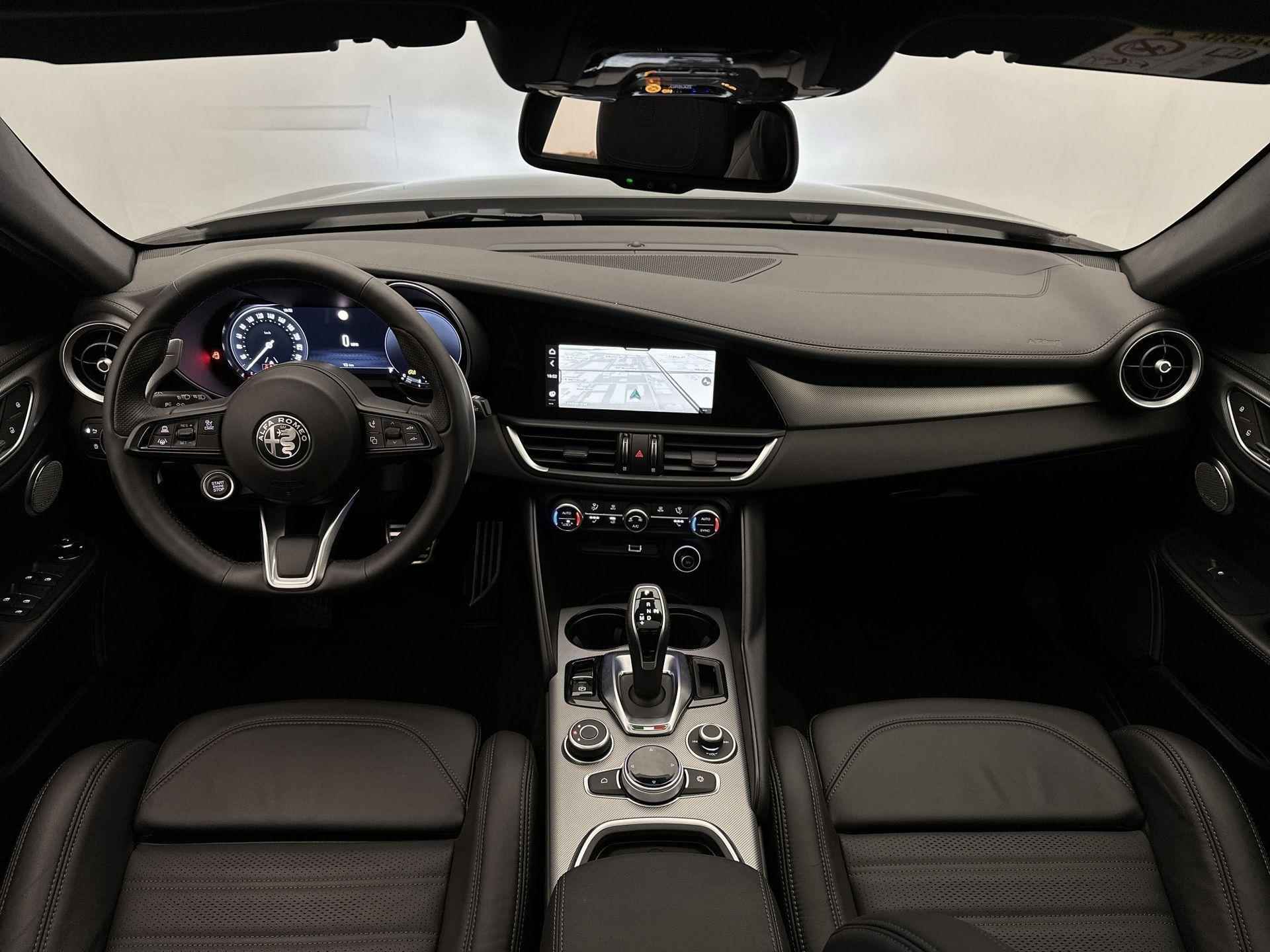 Alfa Romeo Giulia Veloce 280 pk Automaat | Navigatie | Elektrisch Glazen Panoramadak | Achteruitrijcamera | Lederen Bekleding | Verwarmde Sportstoelen | Premium Audio | Matrix LED Koplampen | Keyless Entry/Start | Adaptieve Cruise Control | 19" Lichtmetalen Velgen | Apple Carplay/Android Auto | - 11/35