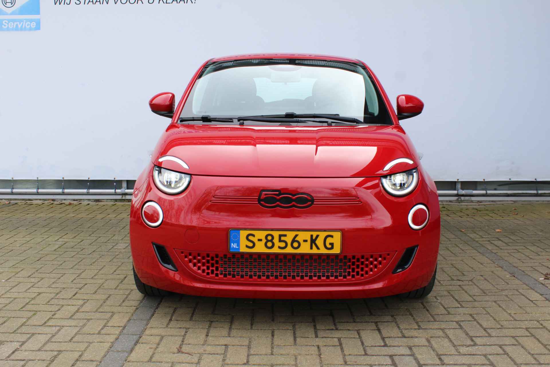 Fiat 500 RED 42 kWh 330 km actieradius | Incl. 1 jaar Garantie | Wegenbelastingvrij tot 2030 | Stoelverwarming | Climate controle | Navigatie | DAB | Cruise controle | Apple CarPlay/Android Auto | Keyless start | LED koplampen | Lane assist | 16 Inch LMV | - 4/51