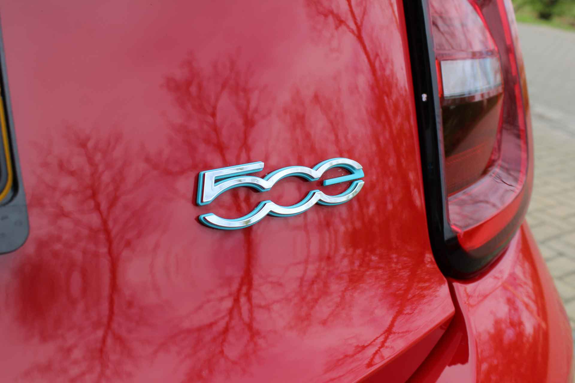Fiat 500 RED 42 kWh 330 km actieradius | Incl. 1 jaar Garantie | Wegenbelastingvrij tot 2030 | Stoelverwarming | Climate controle | Navigatie | DAB | Cruise controle | Apple CarPlay/Android Auto | Keyless start | LED koplampen | Lane assist | 16 Inch LMV | - 11/51