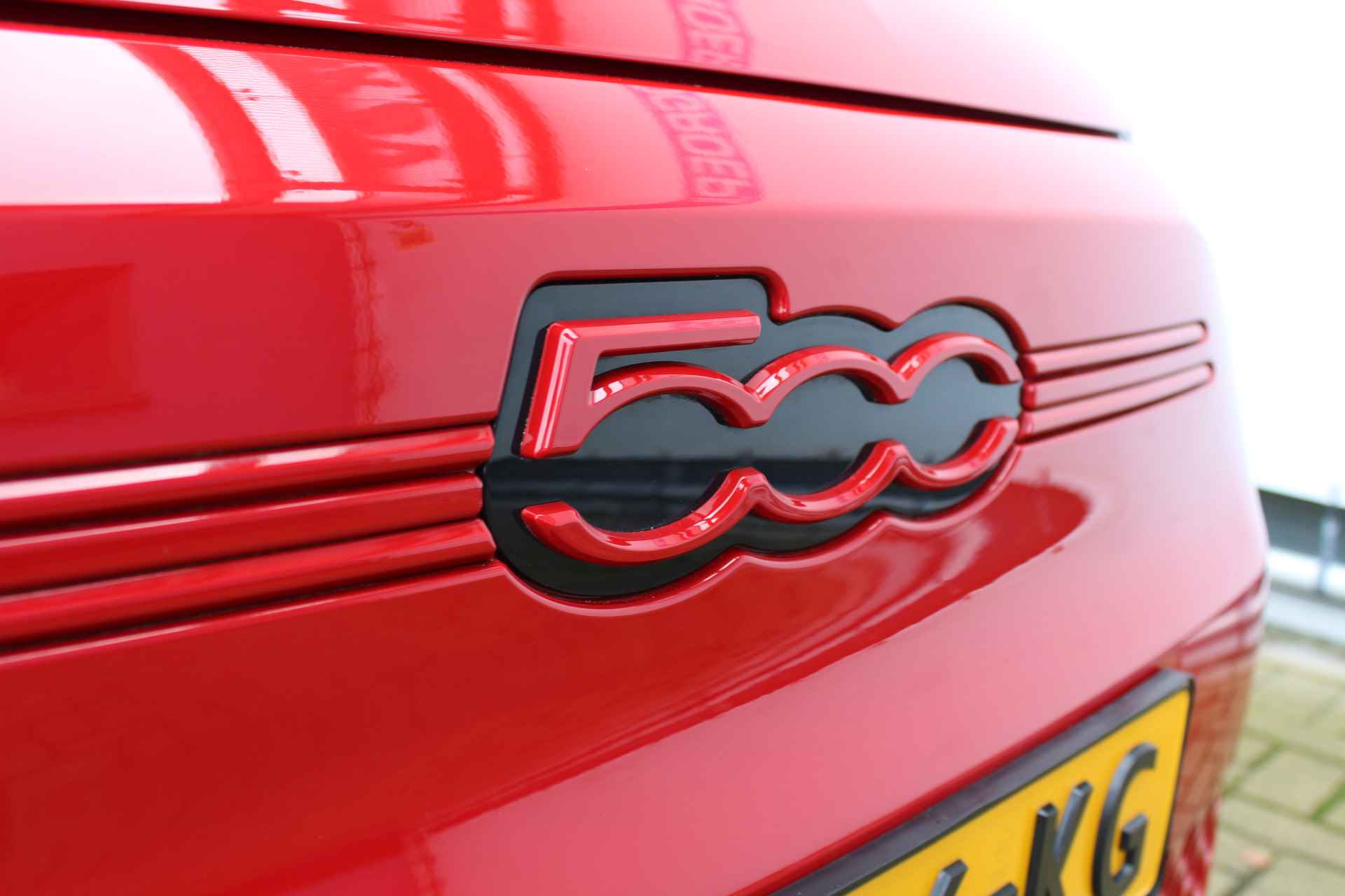 Fiat 500 RED 42 kWh 330 km actieradius | Incl. 1 jaar Garantie | Wegenbelastingvrij tot 2030 | Stoelverwarming | Climate controle | Navigatie | DAB | Cruise controle | Apple CarPlay/Android Auto | Keyless start | LED koplampen | Lane assist | 16 Inch LMV | - 13/51