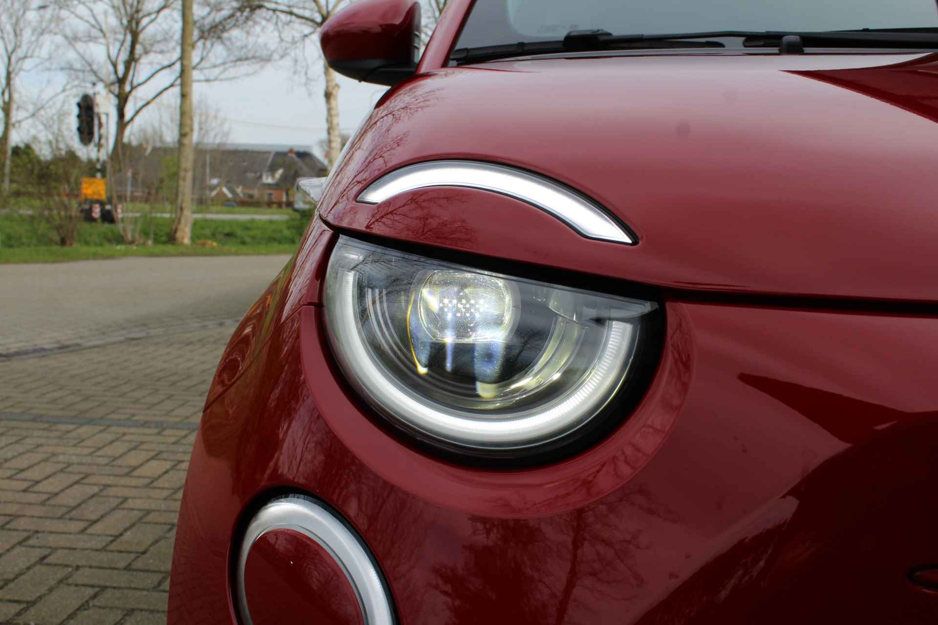 Fiat 500 RED 42 kWh 330 km actieradius | Incl. 1 jaar Garantie | Wegenbelastingvrij tot 2030 | Stoelverwarming | Climate controle | Navigatie | DAB | Cruise controle | Apple CarPlay/Android Auto | Keyless start | LED koplampen | Lane assist | 16 Inch LMV | - 14/51