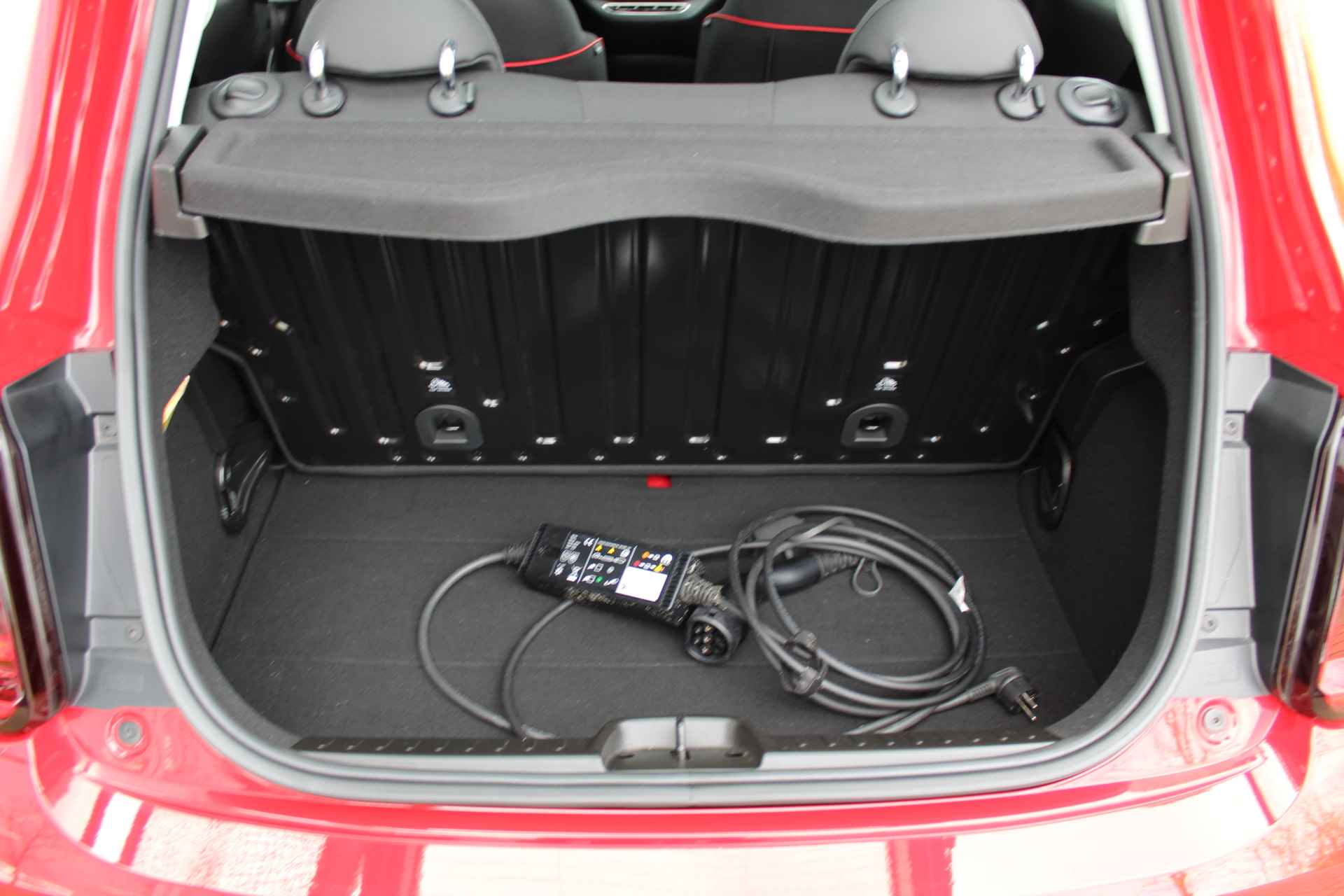 Fiat 500 RED 42 kWh 330 km actieradius | Incl. 1 jaar Garantie | Wegenbelastingvrij tot 2030 | Stoelverwarming | Climate controle | Navigatie | DAB | Cruise controle | Apple CarPlay/Android Auto | Keyless start | LED koplampen | Lane assist | 16 Inch LMV | - 16/51