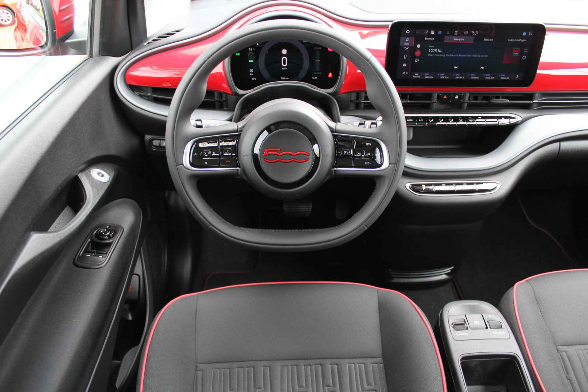 Fiat 500 RED 42 kWh 330 km actieradius | Incl. 1 jaar Garantie | Wegenbelastingvrij tot 2030 | Stoelverwarming | Climate controle | Navigatie | DAB | Cruise controle | Apple CarPlay/Android Auto | Keyless start | LED koplampen | Lane assist | 16 Inch LMV | - 19/51