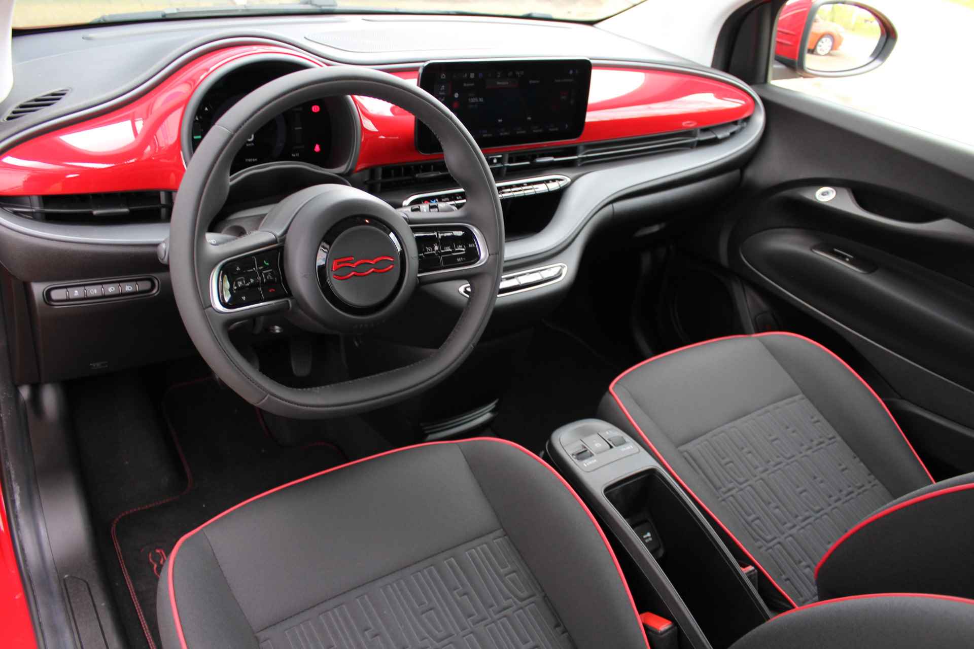 Fiat 500 RED 42 kWh 330 km actieradius | Incl. 1 jaar Garantie | Wegenbelastingvrij tot 2030 | Stoelverwarming | Climate controle | Navigatie | DAB | Cruise controle | Apple CarPlay/Android Auto | Keyless start | LED koplampen | Lane assist | 16 Inch LMV | - 27/51