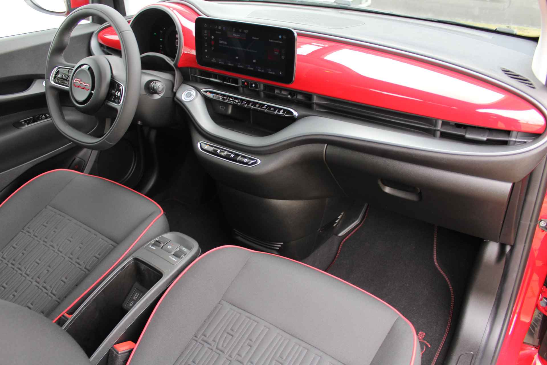 Fiat 500 RED 42 kWh 330 km actieradius | Incl. 1 jaar Garantie | Wegenbelastingvrij tot 2030 | Stoelverwarming | Climate controle | Navigatie | DAB | Cruise controle | Apple CarPlay/Android Auto | Keyless start | LED koplampen | Lane assist | 16 Inch LMV | - 29/51