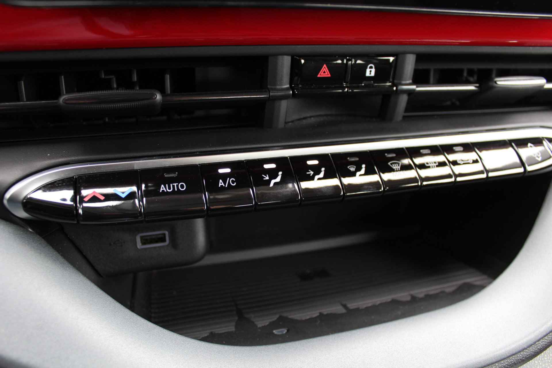 Fiat 500 RED 42 kWh 330 km actieradius | Incl. 1 jaar Garantie | Wegenbelastingvrij tot 2030 | Stoelverwarming | Climate controle | Navigatie | DAB | Cruise controle | Apple CarPlay/Android Auto | Keyless start | LED koplampen | Lane assist | 16 Inch LMV | - 45/51