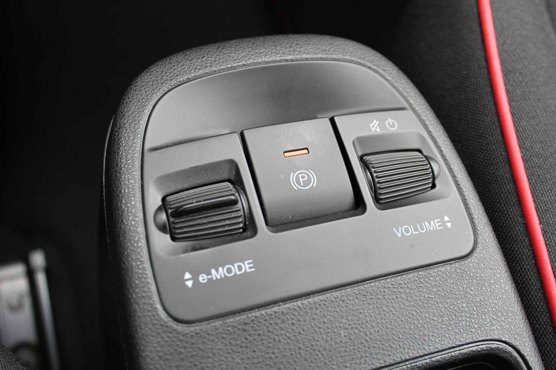 Fiat 500 RED 42 kWh 330 km actieradius | Incl. 1 jaar Garantie | Wegenbelastingvrij tot 2030 | Stoelverwarming | Climate controle | Navigatie | DAB | Cruise controle | Apple CarPlay/Android Auto | Keyless start | LED koplampen | Lane assist | 16 Inch LMV | - 48/51