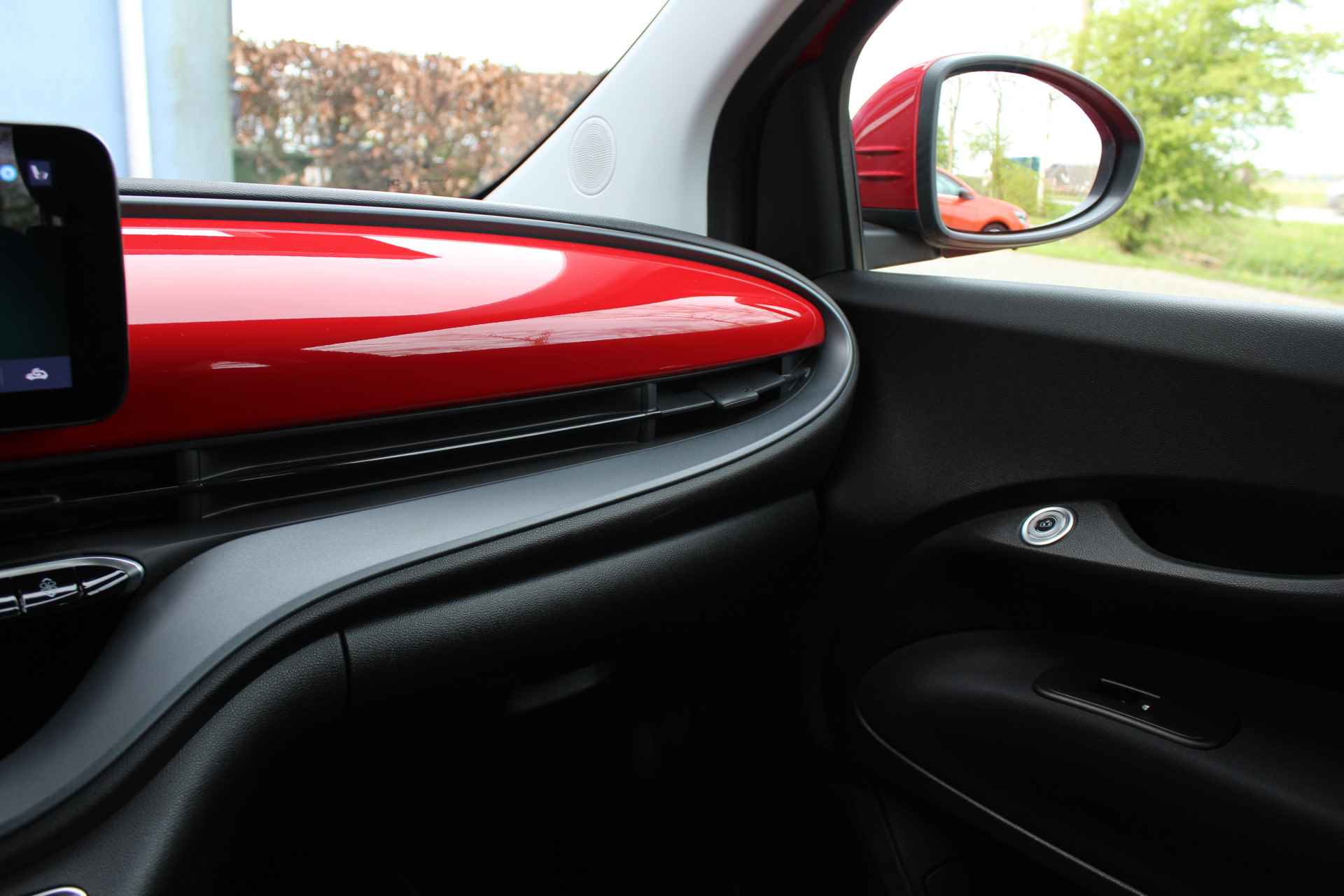Fiat 500 RED 42 kWh 330 km actieradius | Incl. 1 jaar Garantie | Wegenbelastingvrij tot 2030 | Stoelverwarming | Climate controle | Navigatie | DAB | Cruise controle | Apple CarPlay/Android Auto | Keyless start | LED koplampen | Lane assist | 16 Inch LMV | - 49/51