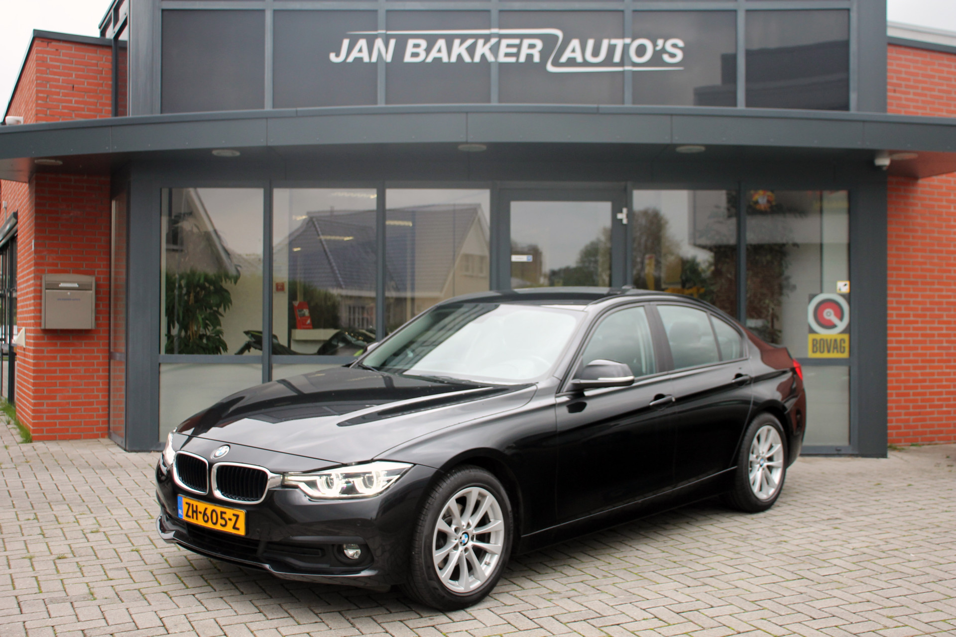 BMW 3-serie 318d Edition Luxury Line | Clima | Camera | Navi | Rijklaar bij viaBOVAG.nl