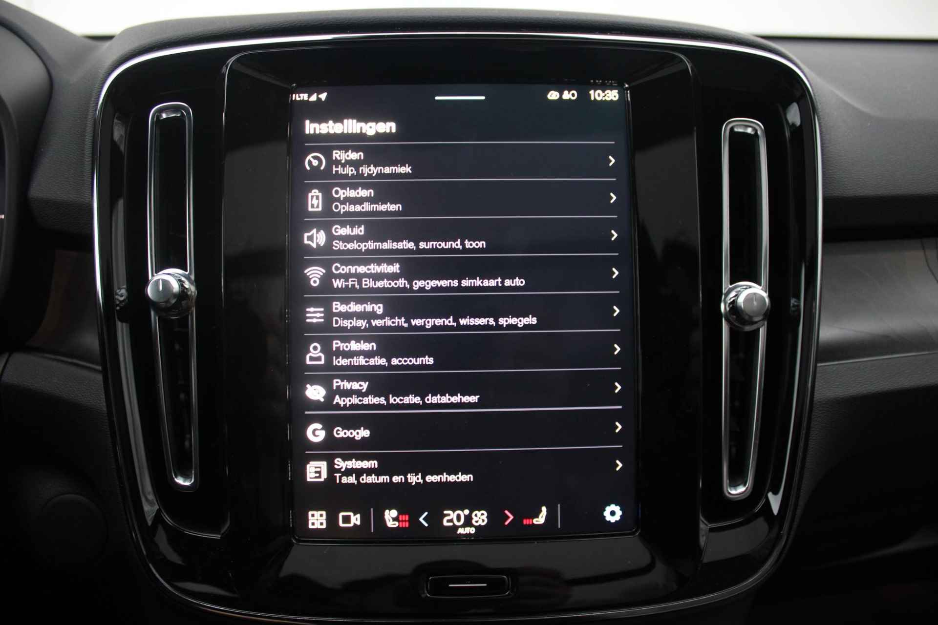 Volvo EX40 Single Motor Extended Range Ultra 82 kWh Adaptive Cruise & Pilot Assist, Elektrisch bedienbaar Panoramisch schuif/-kanteldak, Harman/Kardon Premium Audio, Park Assist + 360Camera, Stoel en Stuurwiel verwarming, Elektrische Achterklep, Google Services, Keyless Entry & Start, 20" Lichtmetalen velgen - 29/33