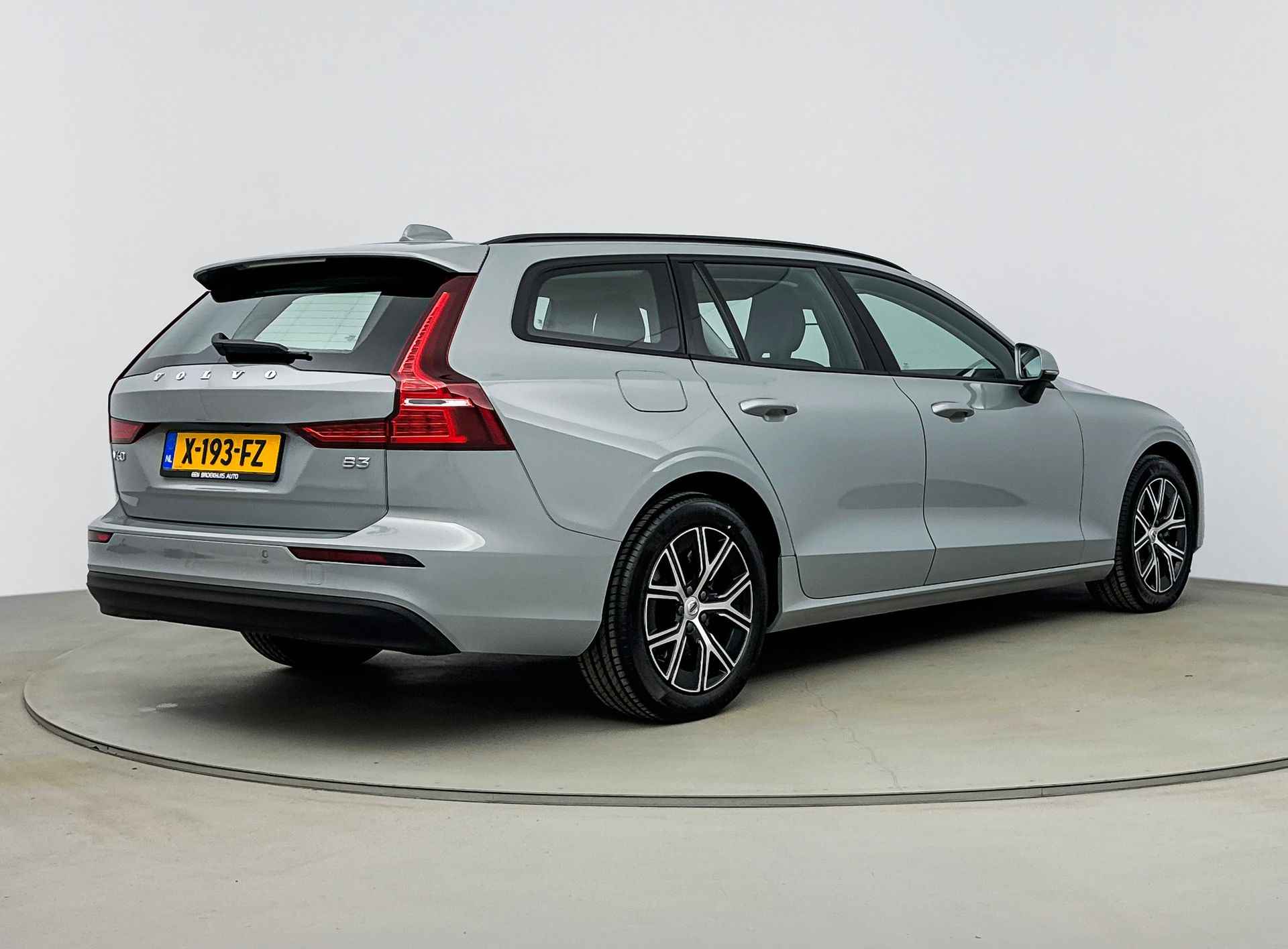 Volvo V60 2.0 B3 Essential | Android- Apple Carplay | Climaatcontrol | Parkeersensoor V+A | Camera achter - 2/28