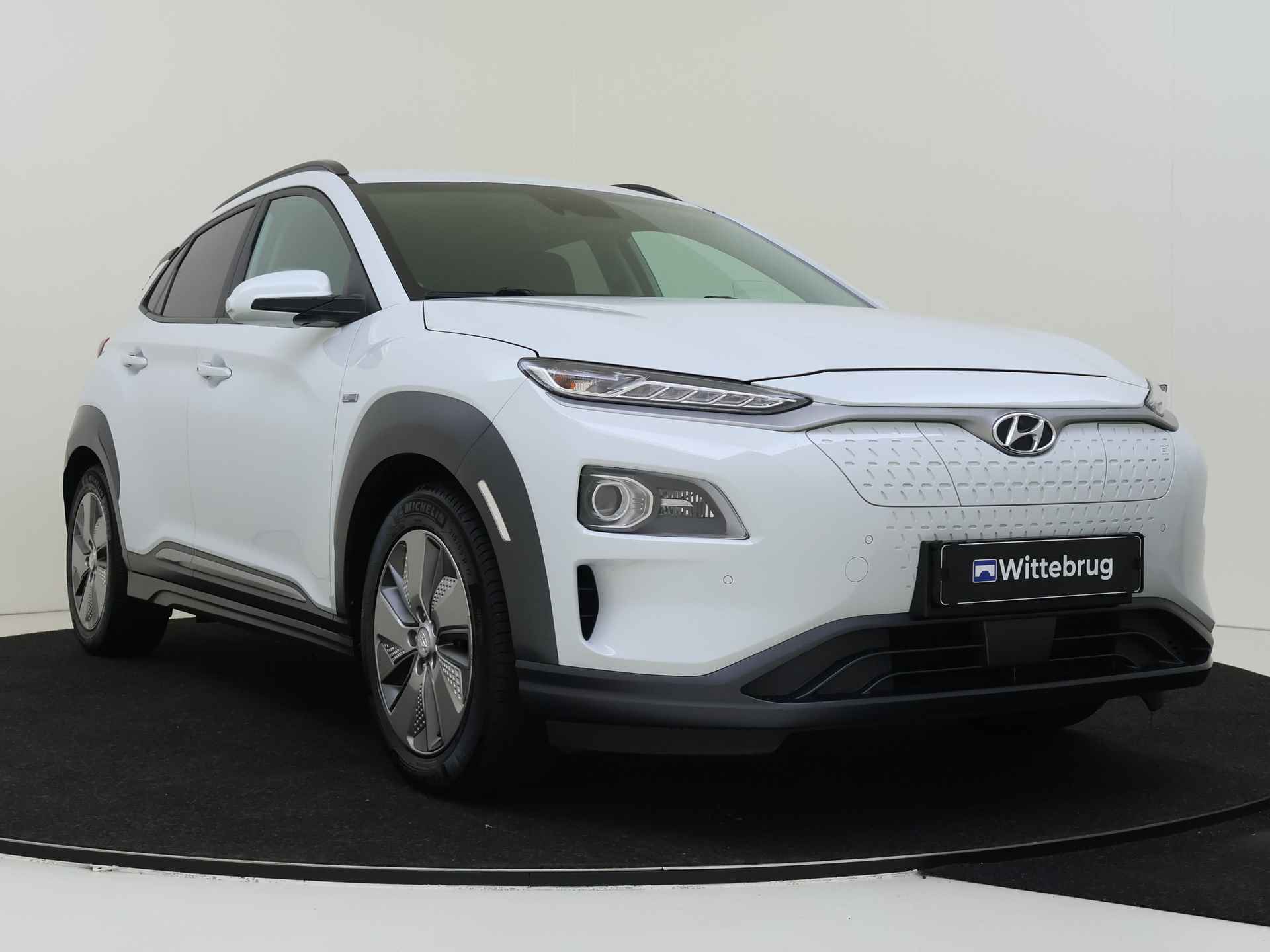 Hyundai KONA EV Premium 64 kWh Automaat | Navigatie | Trekhaak | |Lederen bekleding Ypenburg - 4/47