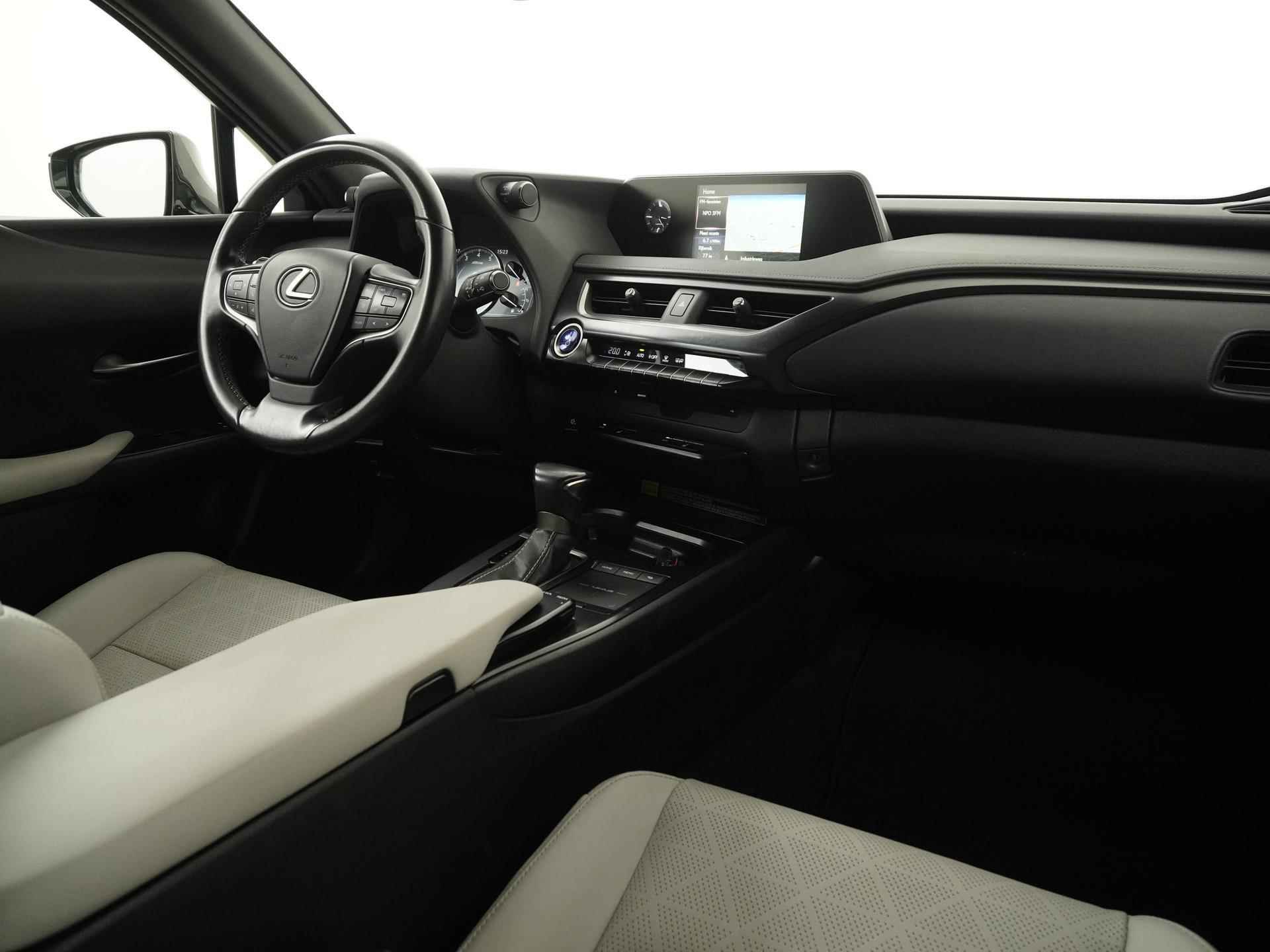 Lexus UX 250h Luxury Line | Leder | LED | Camera | Adapt cruise | Zondag Open! - 2/38