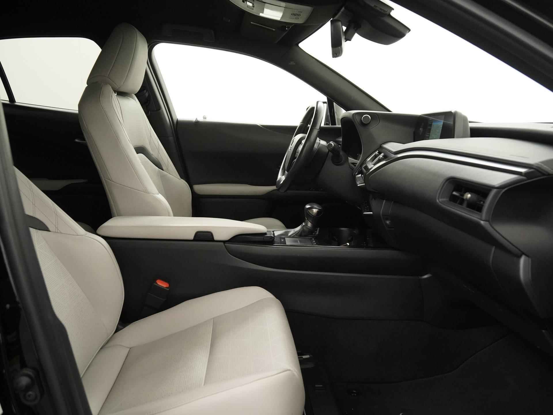 Lexus UX 250h Luxury Line | Leder | LED | Camera | Adapt cruise | Zondag Open! - 3/38