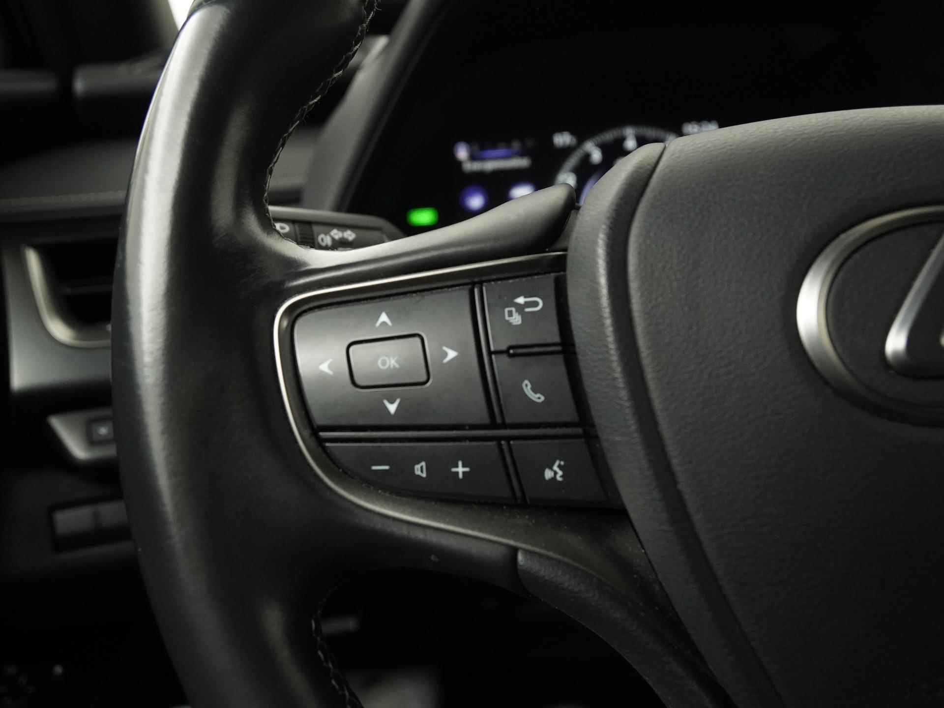Lexus UX 250h Luxury Line | Leder | LED | Camera | Adapt cruise | Zondag Open! - 7/38