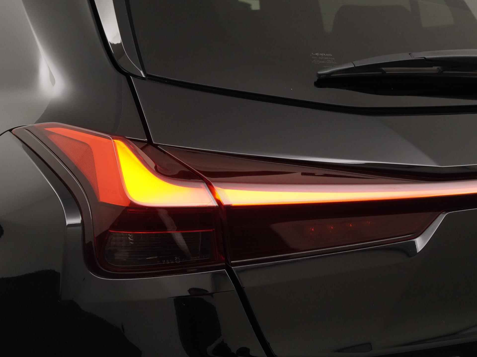 Lexus UX 250h Luxury Line | Leder | LED | Camera | Adapt cruise | Zondag Open! - 22/38