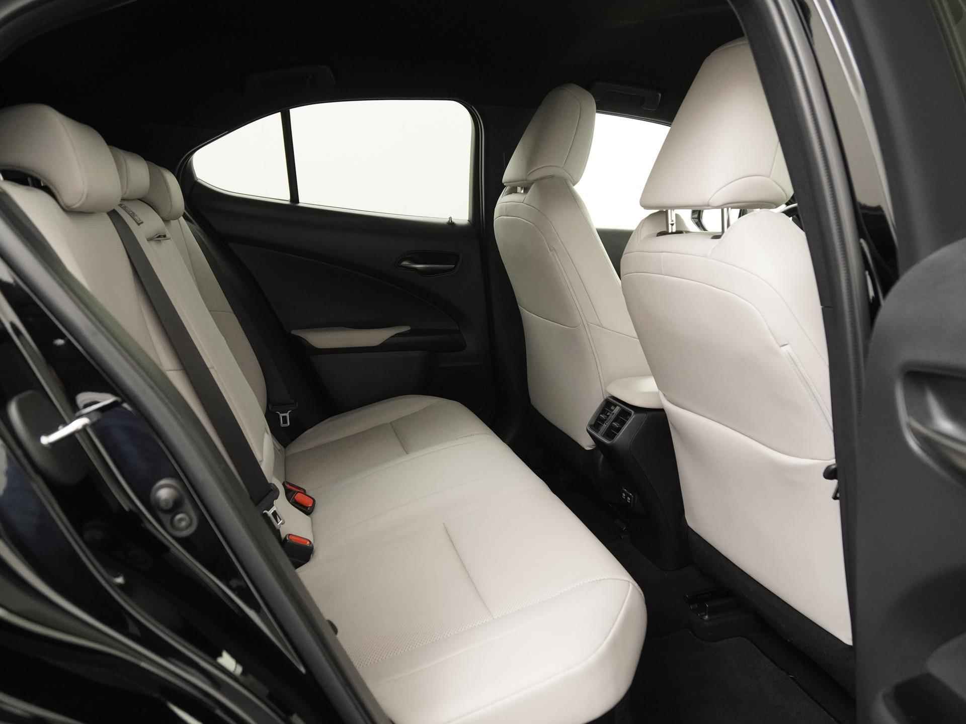Lexus UX 250h Luxury Line | Leder | LED | Camera | Adapt cruise | Zondag Open! - 25/38