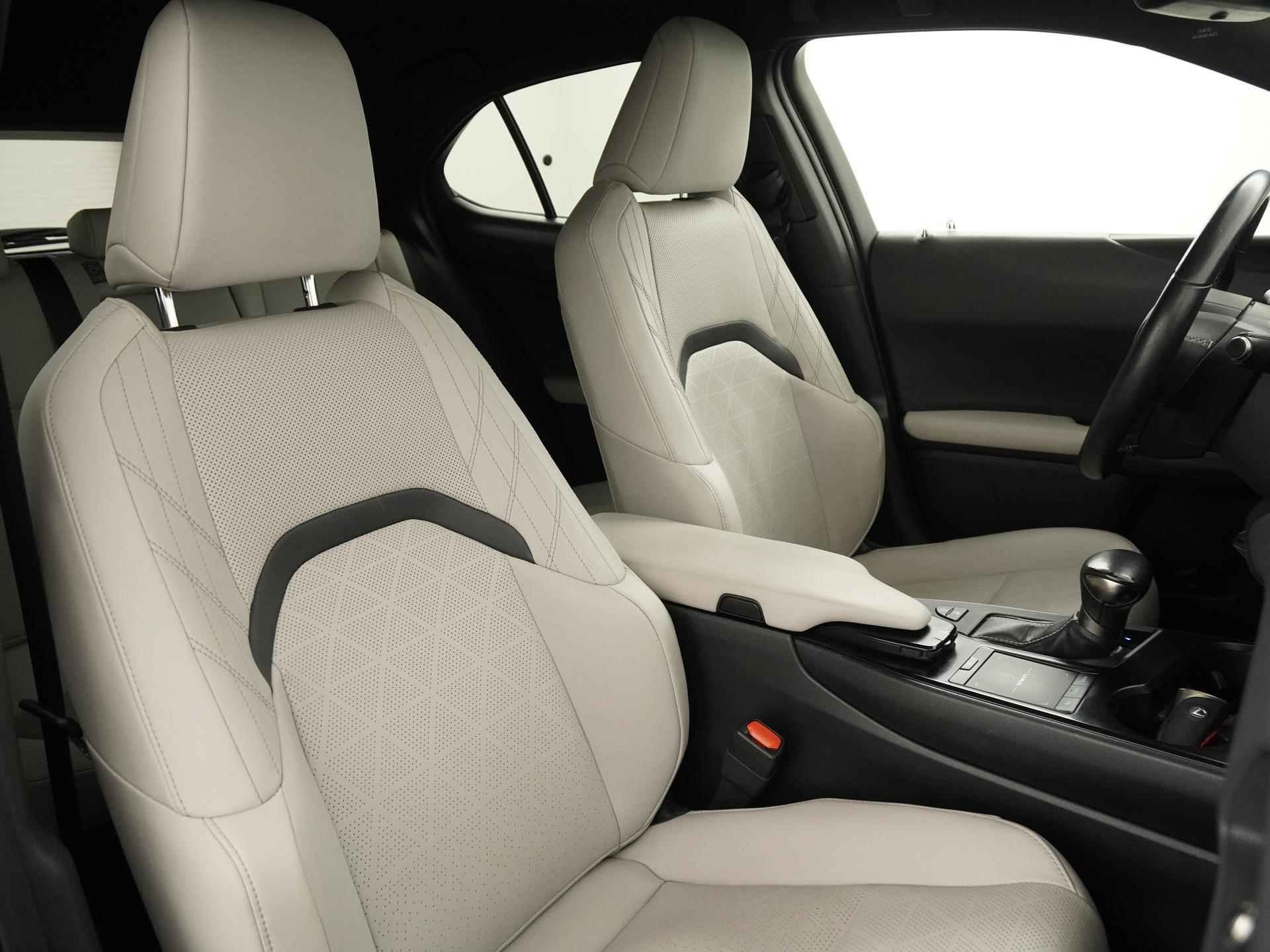 Lexus UX 250h Luxury Line | Leder | LED | Camera | Adapt cruise | Zondag Open! - 26/38