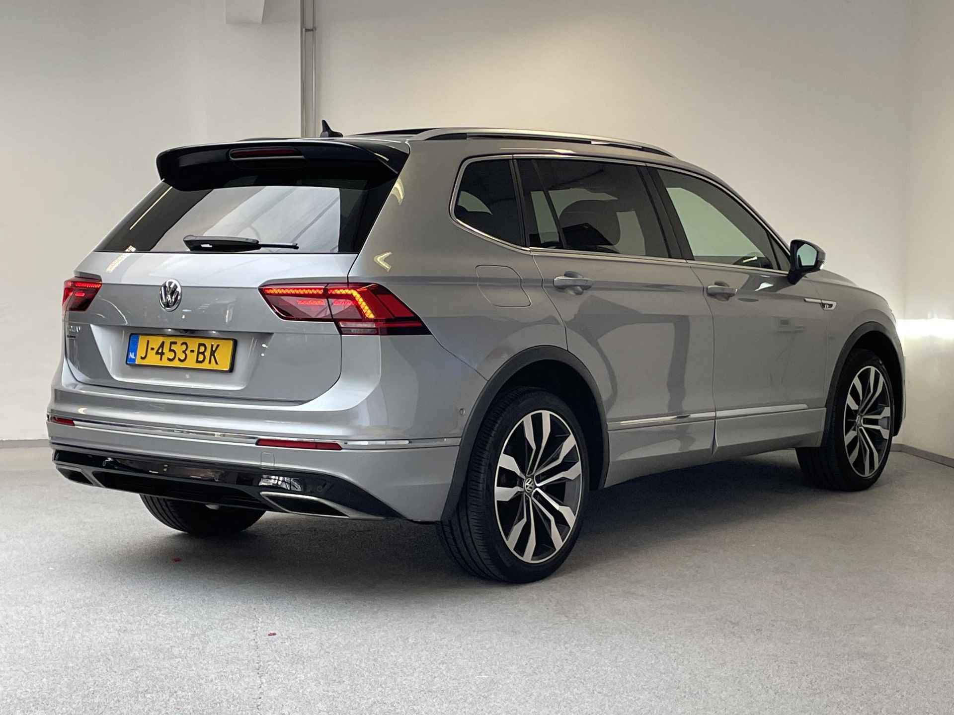 Volkswagen Tiguan Allspace 1.5 TSI DSG Highline R-line 7p. | 1e-EIG. | ORG.NL | PANO | TREKHAAK | 20" LMV | CAMERA | CARPLAY | - 13/43