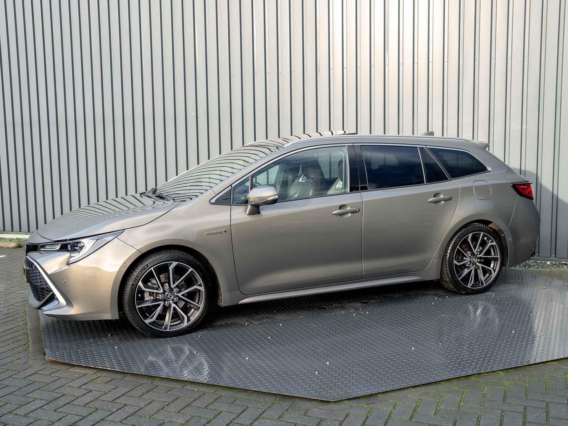 Toyota Corolla Touring Sports 2.0 Hybrid Premium | Panodak | JBL | Trekhaak afnb. | Leder | Prijs Rijklaar!! - 3/51